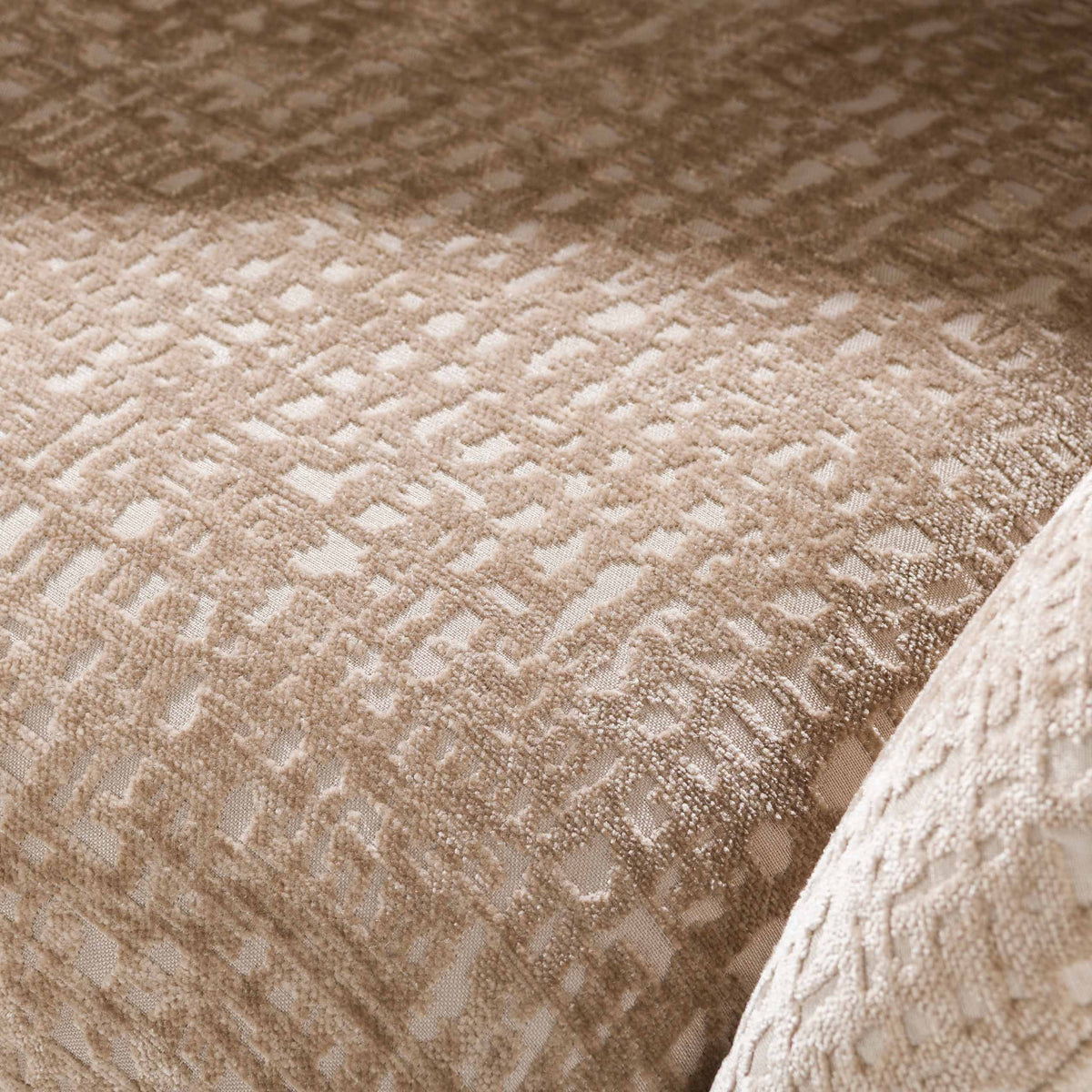 Barstoel Eluni van Meubelista in beige: detail van de structuur van de Monti stof.