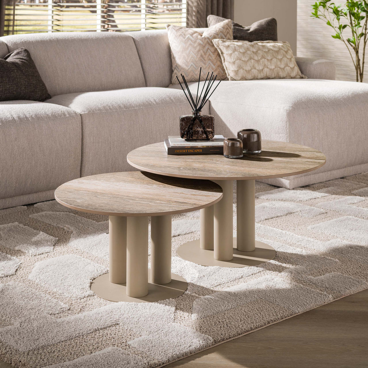 Salontafel Nivora Rond Beige 3D Travertinlook Set van 2 sfeerfoto Meubelista