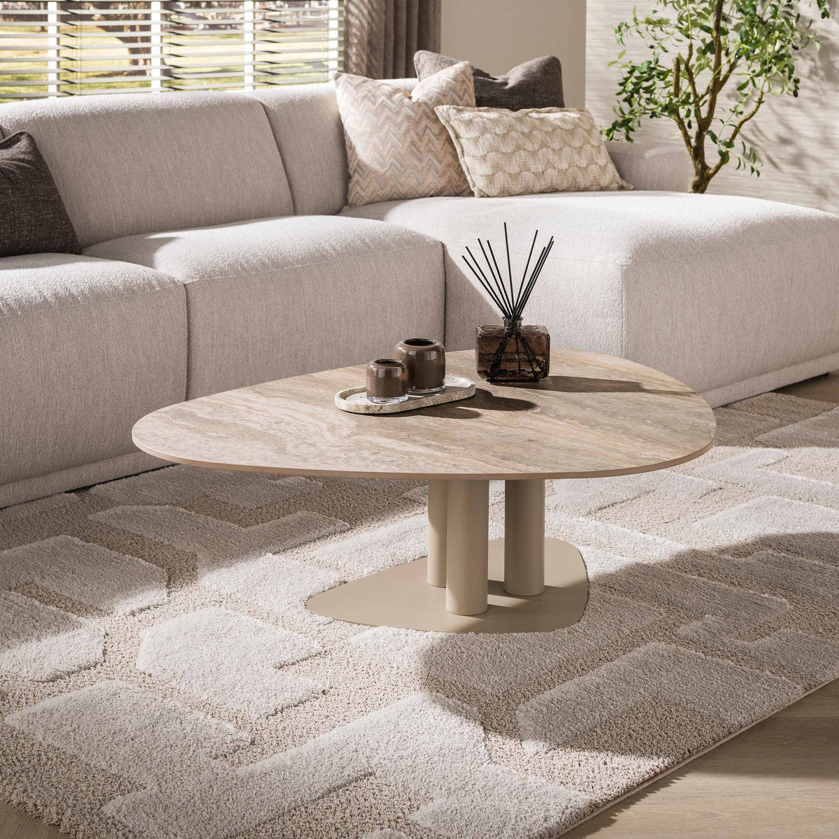 Salontafel Olivane Driehoekig Beige 3D Travertinlook 115 cm sfeerfoto Meubelista