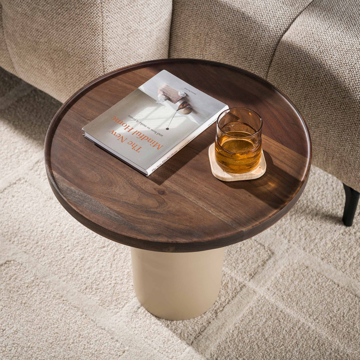 Bovenaanzicht van bijzettafel Macy van Meubelista, met opstaande bladrand, boek en glas.