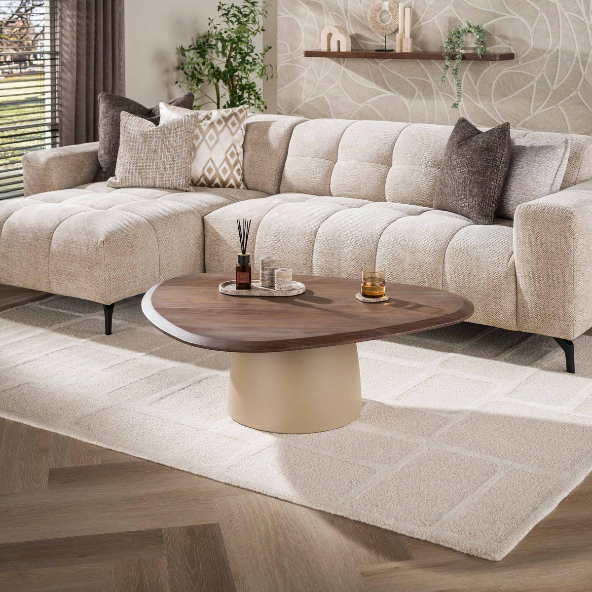 Salontafel Norell van Meubelista met bruin blad en beige voet, bij een lichte hoekbank.