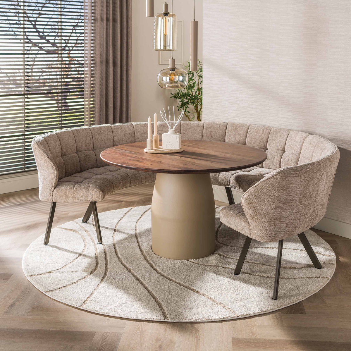 Eettafel Norell van Meubelista in beige: sfeerfoto met ronde eetkamerbank en stoel.
