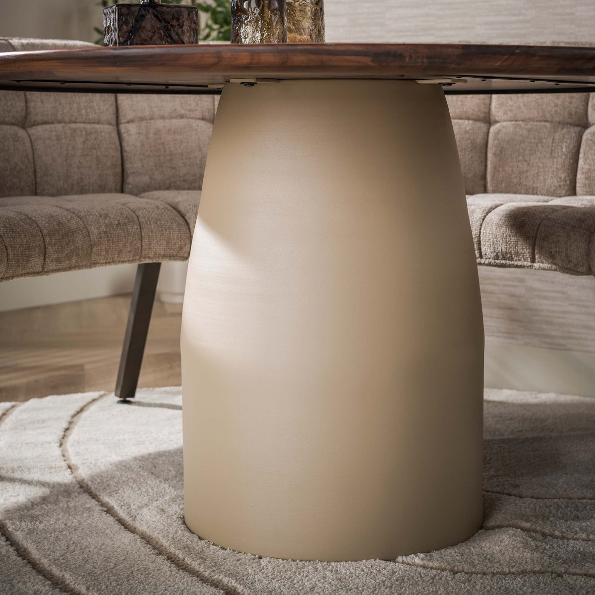 Eettafel Norell van Meubelista in beige: detail van de brede beige metalen voet.