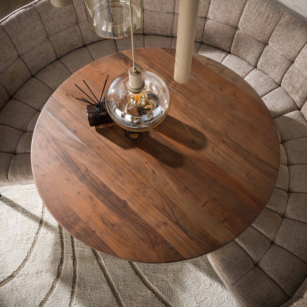 Eettafel Norell van Meubelista in beige: bovenaanzicht van het ronde tafelblad.