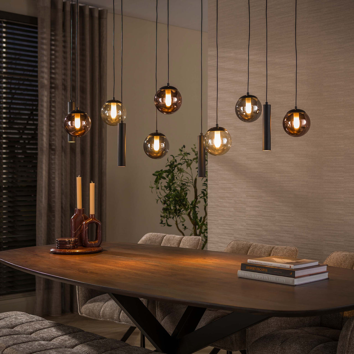 Hanglamp Ovio van Meubelista in zwart: sfeerfoto met alle lichtpunten aan boven een eettafel.