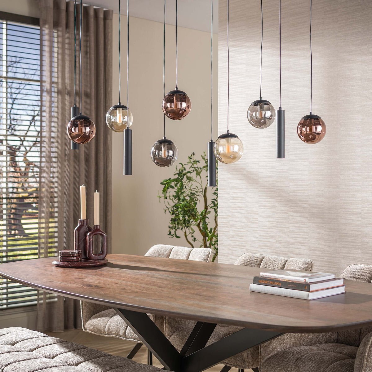 Hanglamp Ovio van Meubelista in zwart: sfeerfoto bij daglicht met alle lichtpunten uit.