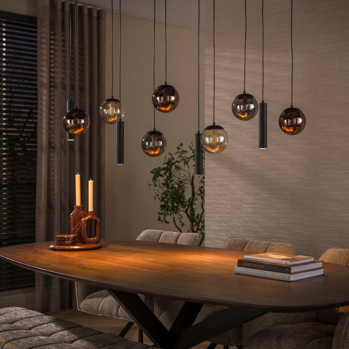 Hanglamp Ovio van Meubelista in zwart: sfeerfoto met alleen de spots verlicht.