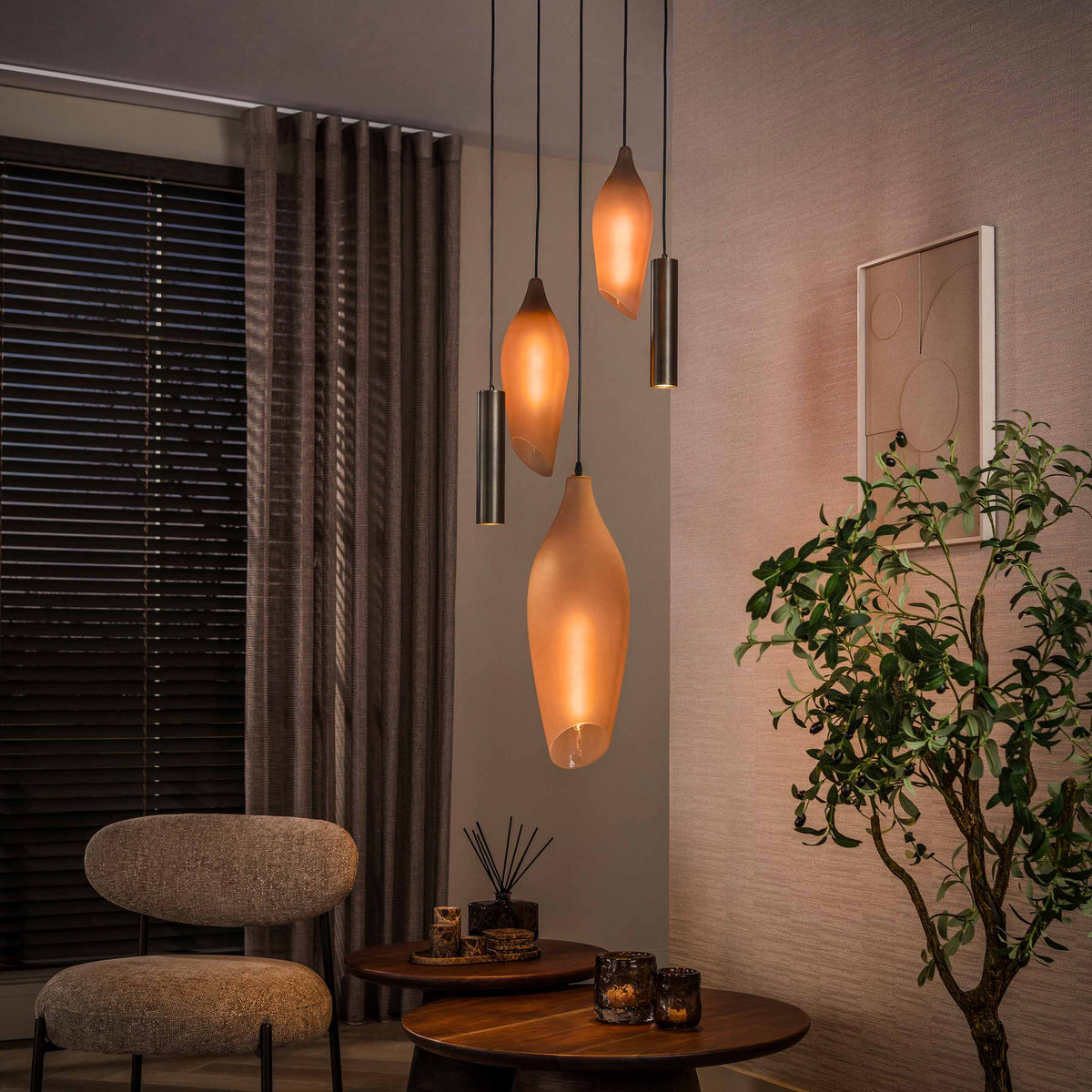 Hanglamp Alune van Meubelista in brons: sfeerfoto met glazen kappen en spots verlicht.