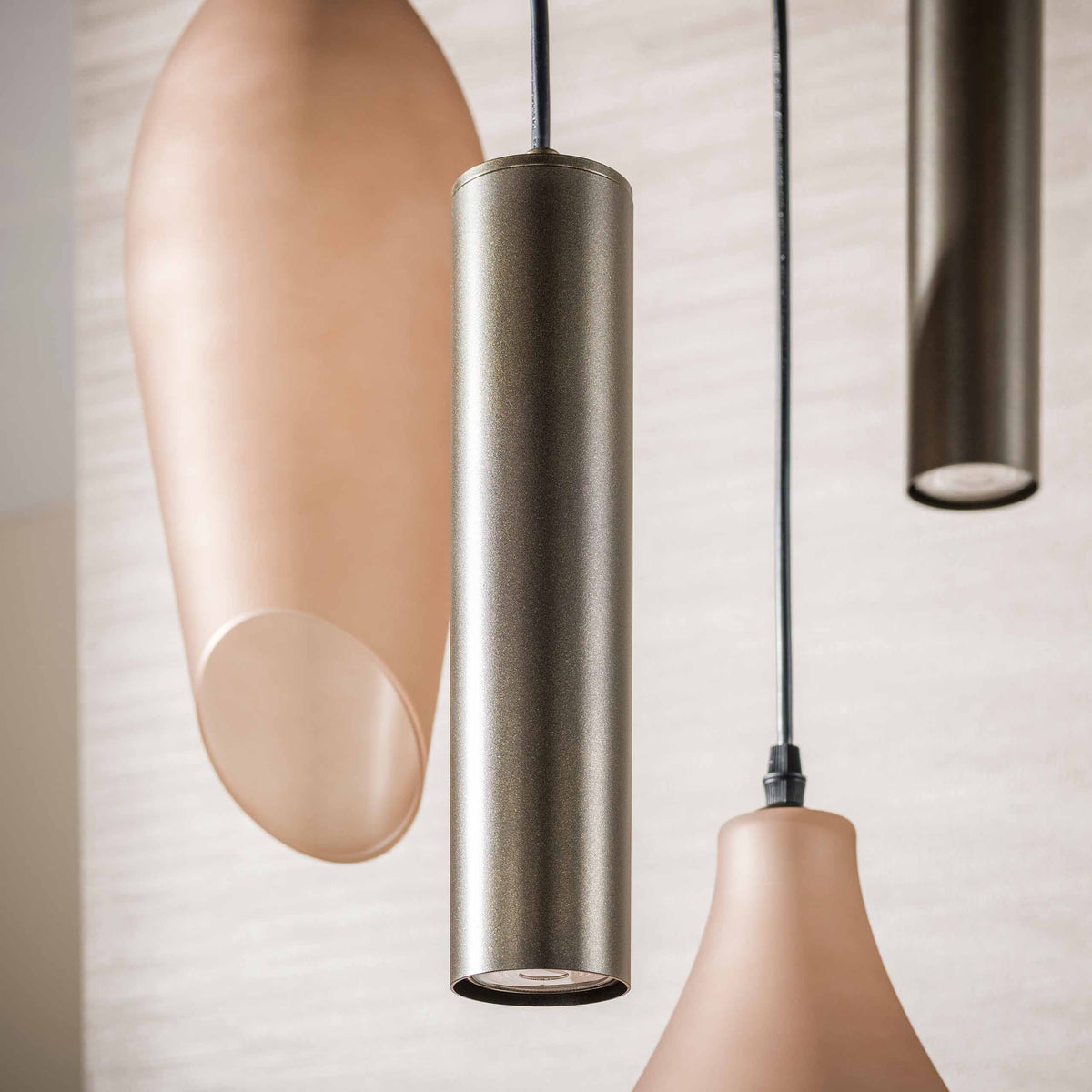 Hanglamp Alune van Meubelista in brons: detail van een bronzen spot en matglazen kap.
