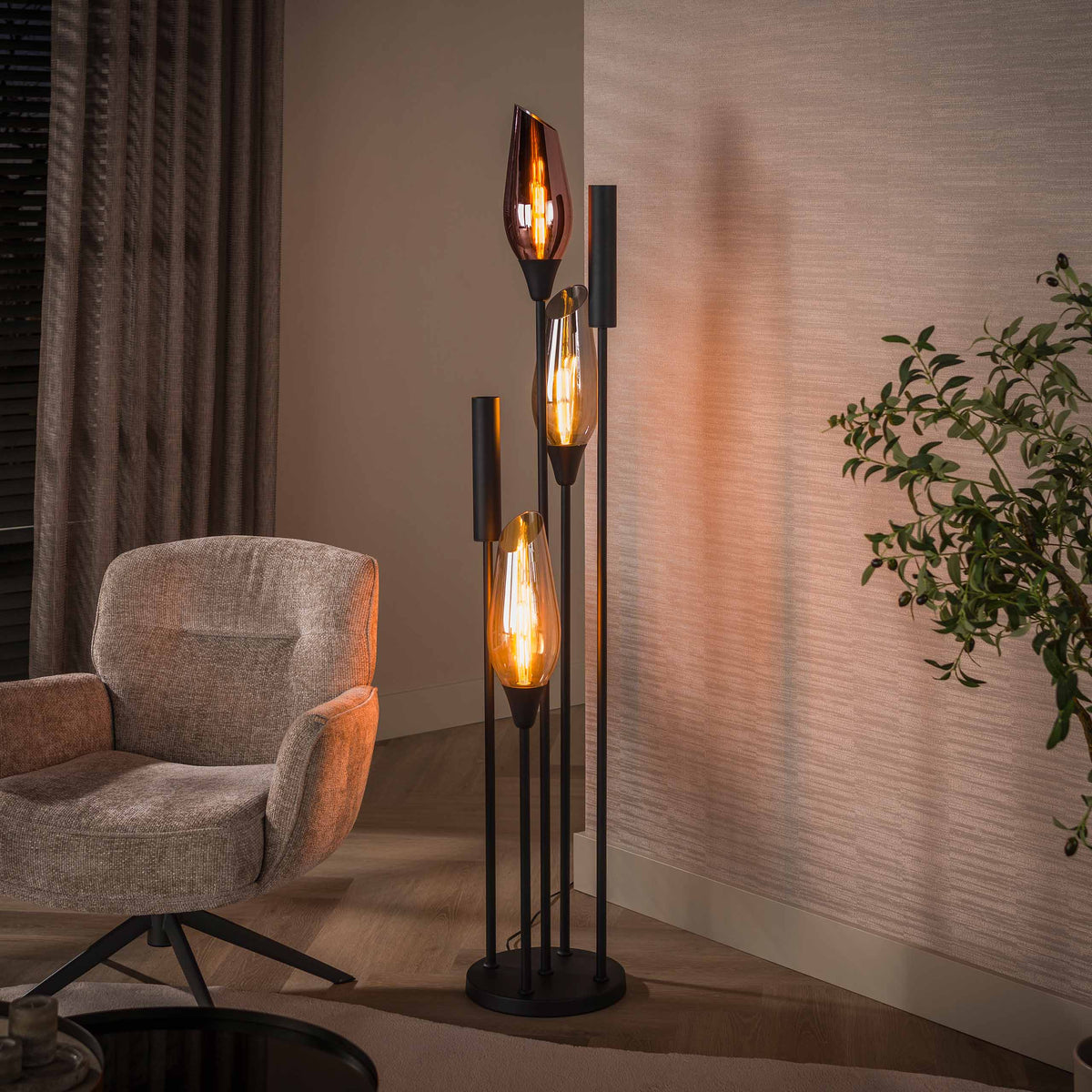 Vloerlamp Alune van Meubelista in zwart: sfeerfoto met alleen de glazen kappen verlicht.