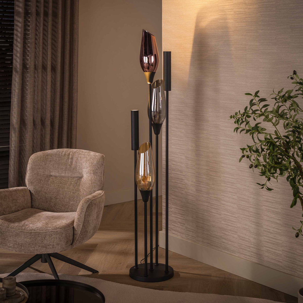 Vloerlamp Alune van Meubelista in zwart: sfeerfoto met alleen de omhoog gerichte spots verlicht.