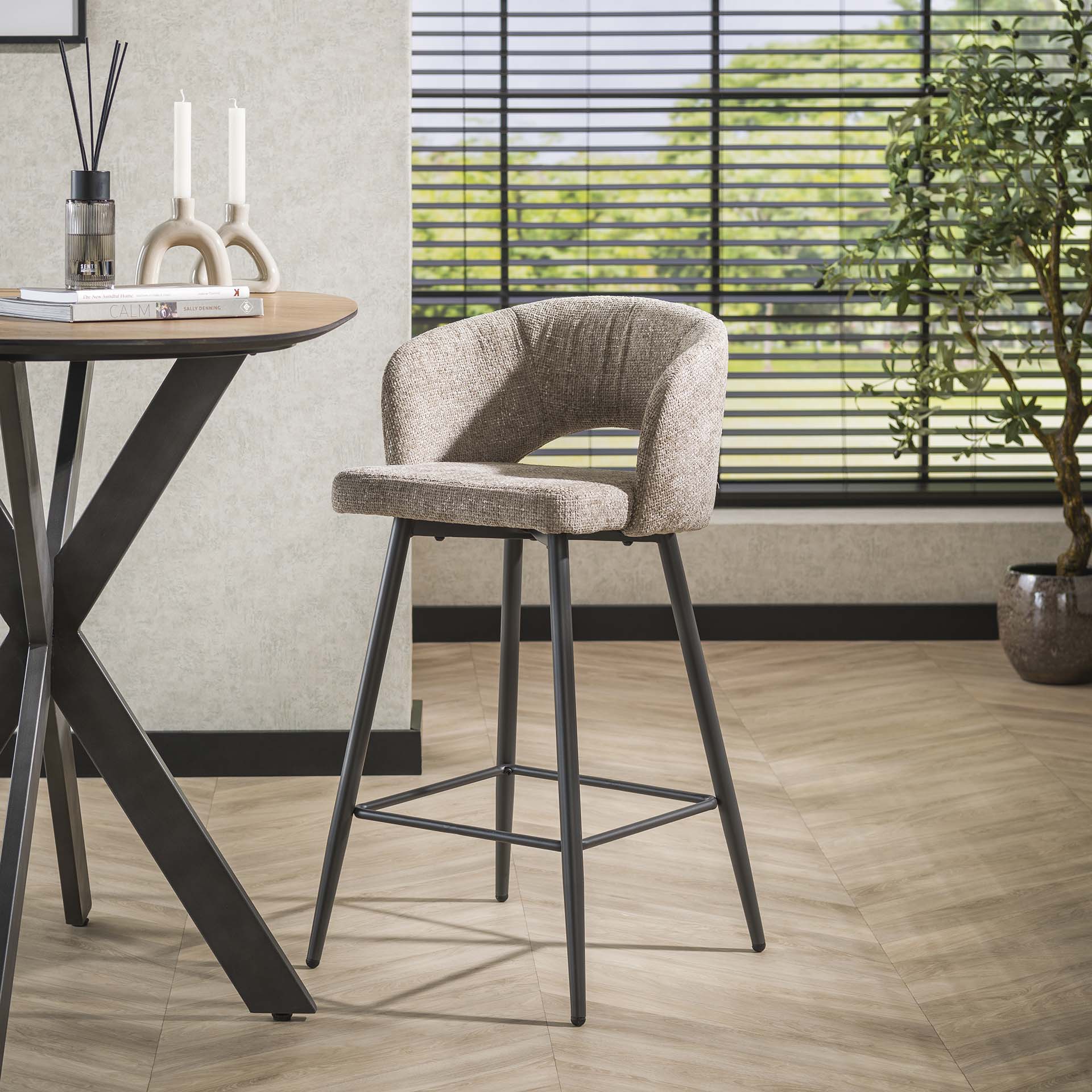 Barstoel Sydney Beige Renegade Stof Meubelista Sfeerfoto