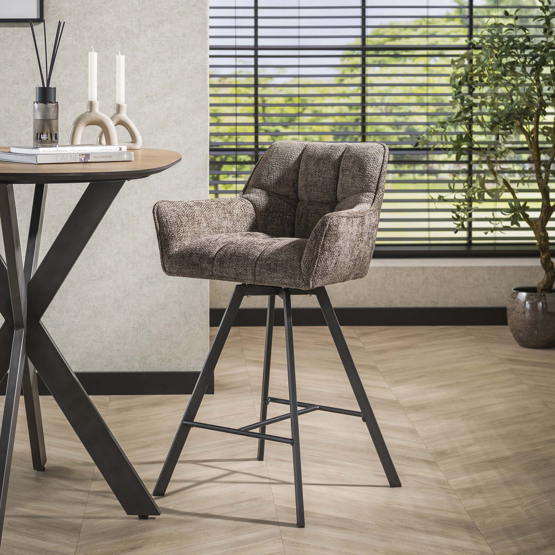 Barstoel Vantage Taupe Renegade Stof Draaibaar Meubelista Lifestyle