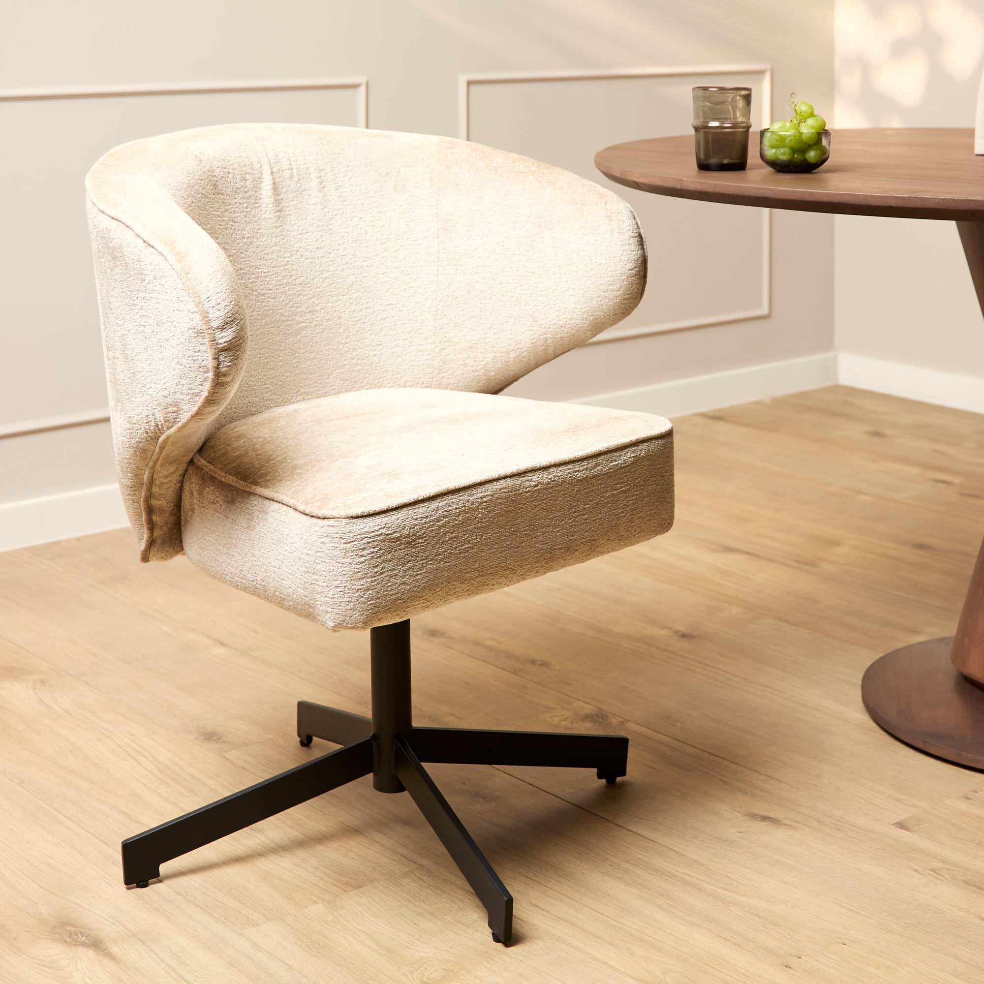 Eetkamerstoel Sandor Beige Loris Stof Draaibaar Meubelista Lifestyle