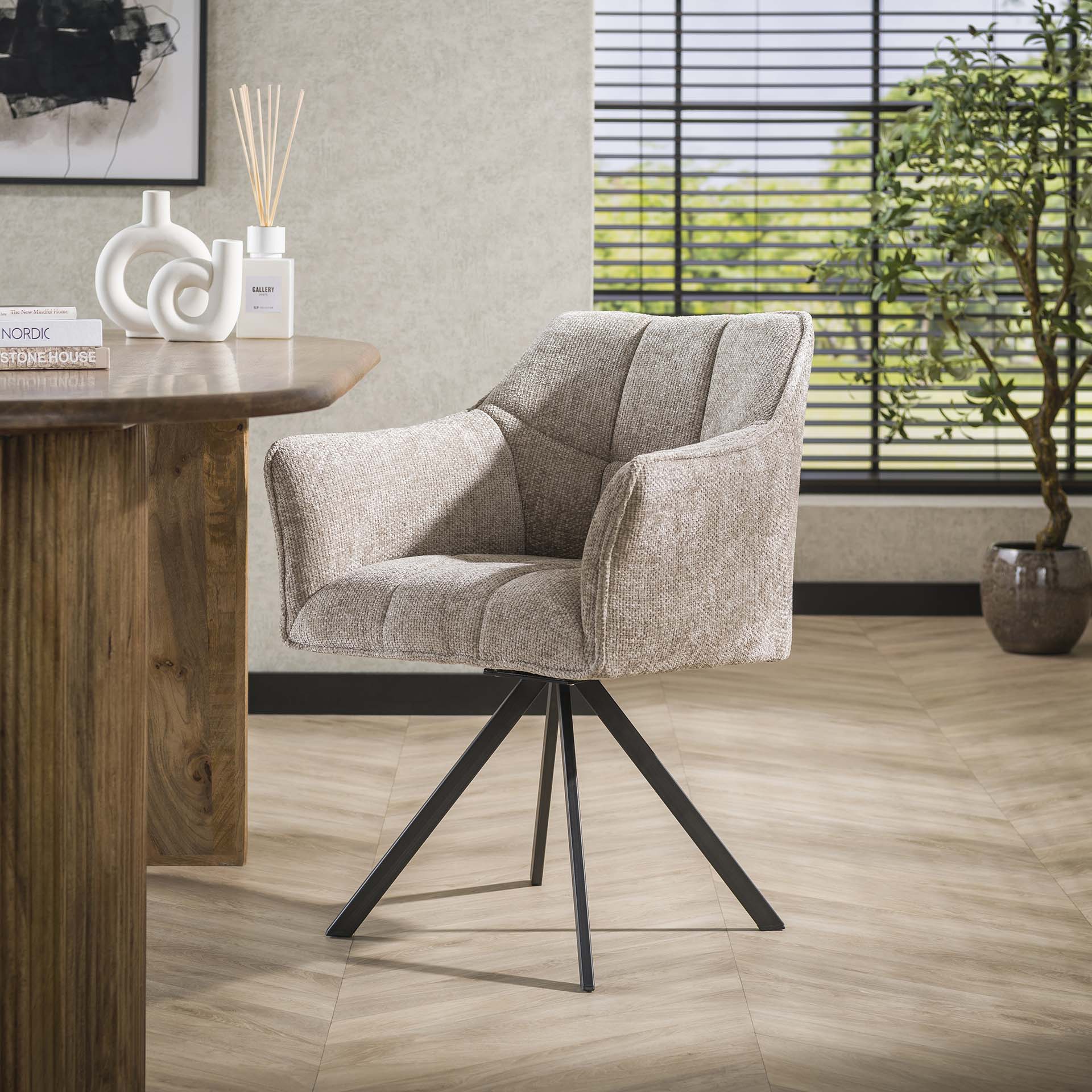 Eetkamerstoel Vantage Beige Renegade Stof Draaibaar Lifestyle