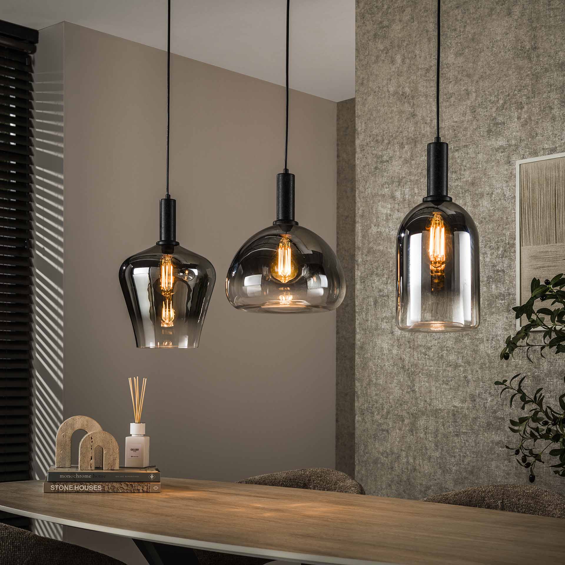 Hanglamp Auralis 3-lichts Chrome Glas Meubelista Sfeerfoto Donker