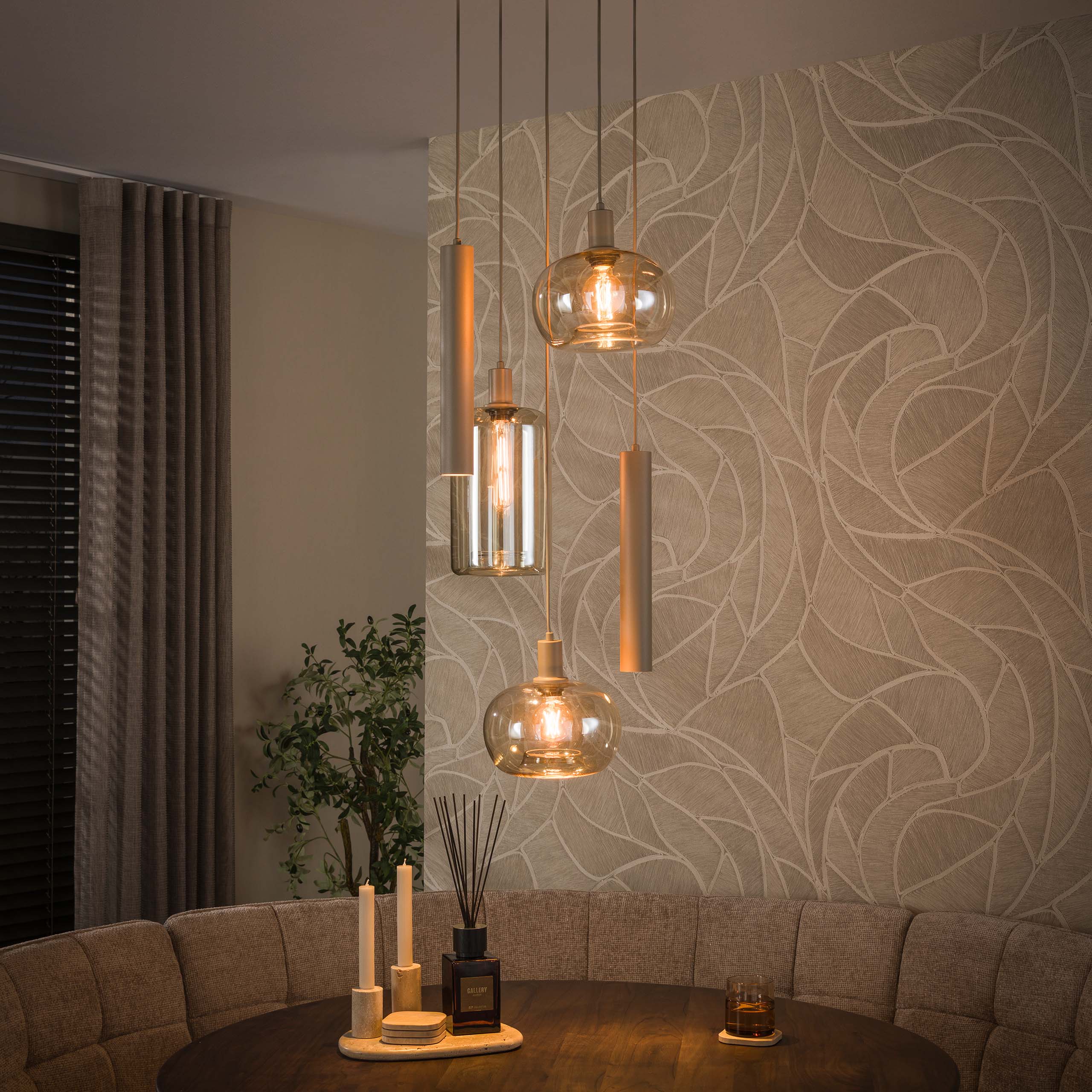 Hanglamp Avelore 5-lichts Beige Amberglas Getrapt Met Spots Meubelista Sfeerfoto Donker