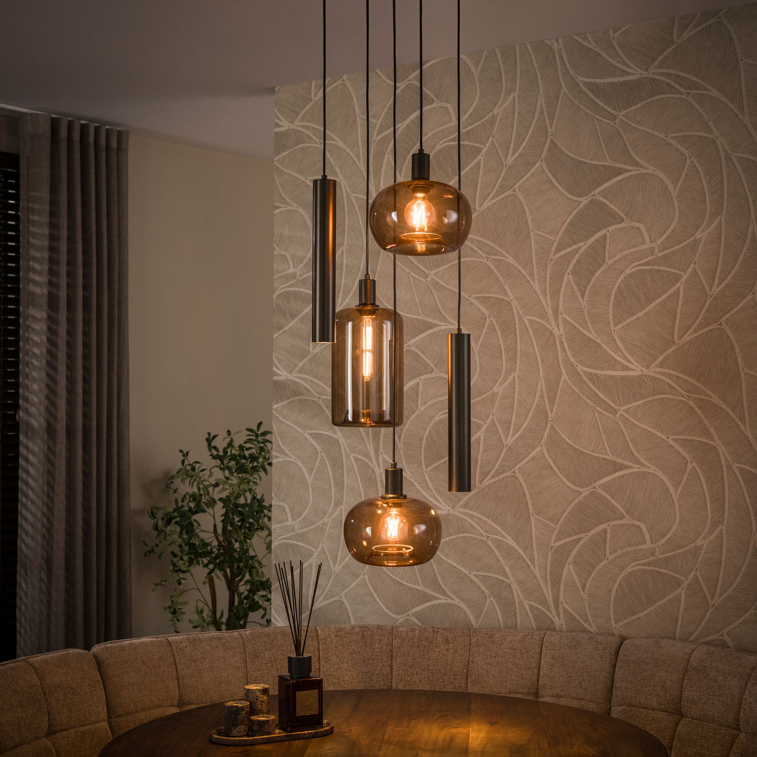 Hanglamp Avelore 5-lichts Brons Amberglas Getrapt Met Spots Meubelista Sfeerfoto Donker