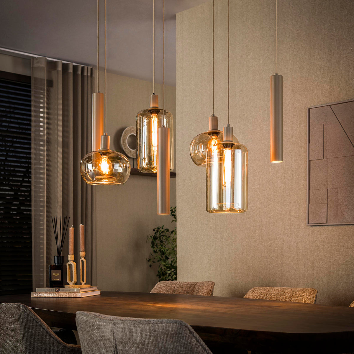 Hanglamp Avelore 7-lichts Beige Glas Met Spots Meubelista Sfeerfoto Donker