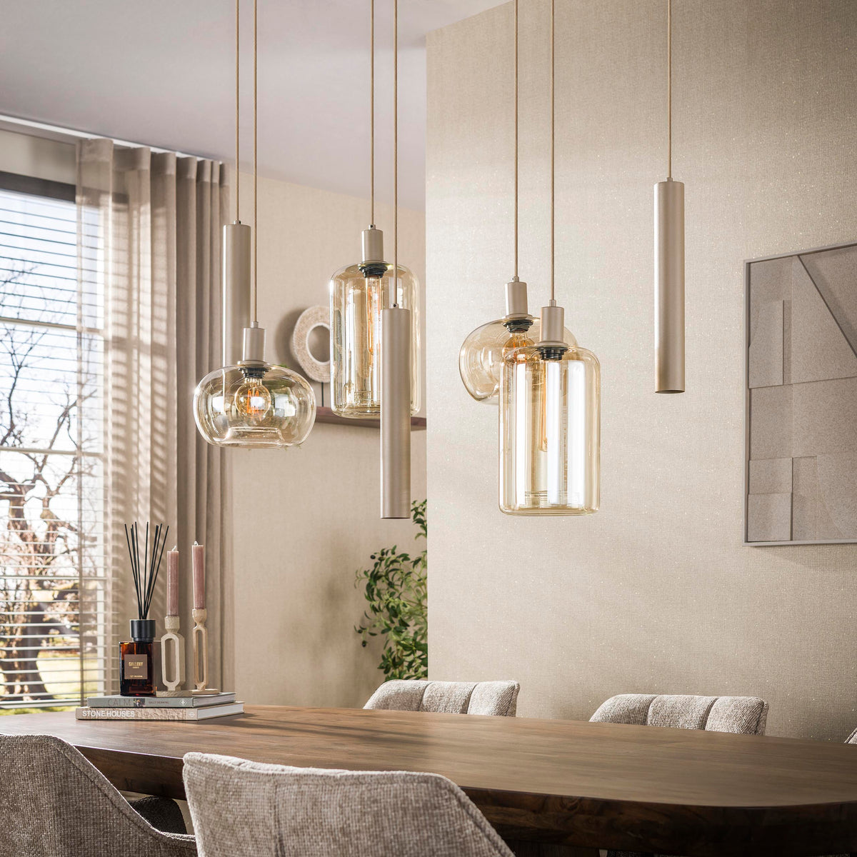 Hanglamp Avelore 7-lichts Beige Glas Met Spots Meubelista Sfeerfoto Licht