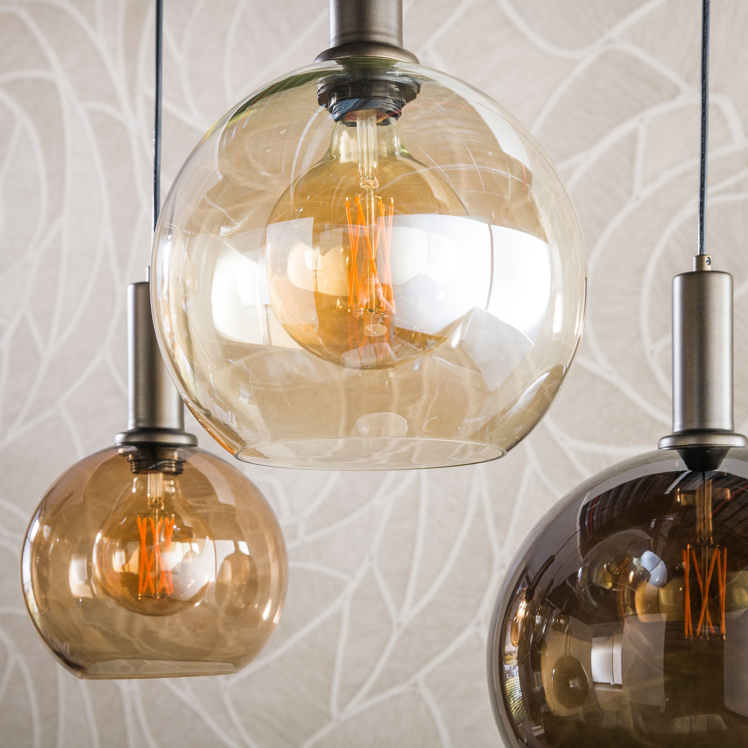 Hanglamp Bellaro 7-lichts Amber Mix Glazen Bollen Meubelista Detailfoto