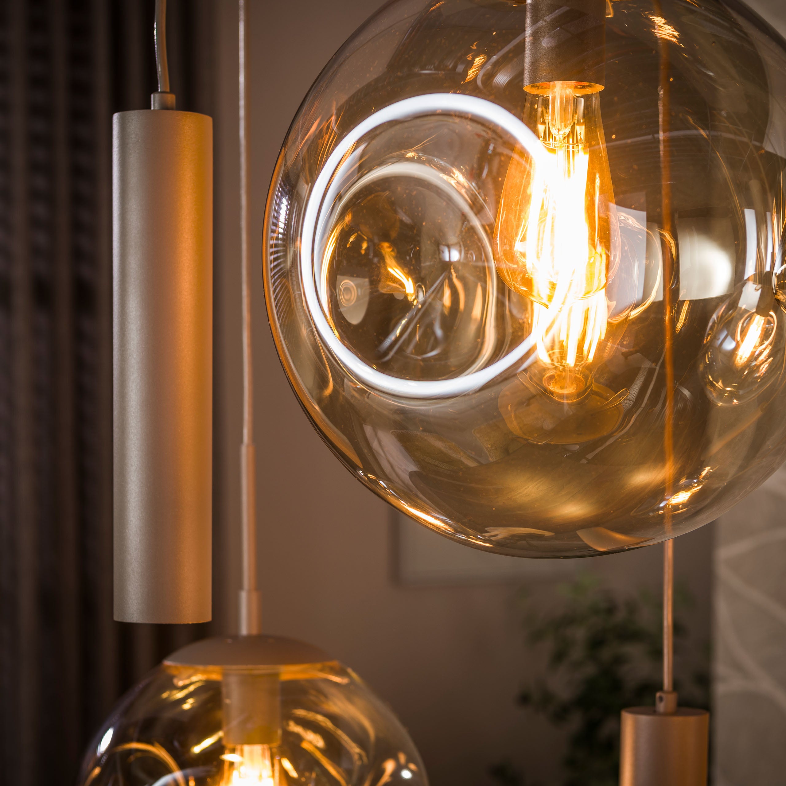 Hanglamp Bellum 9-lichts Beige Glazen Bollen Met Spots Meubelista Detailfoto Donker
