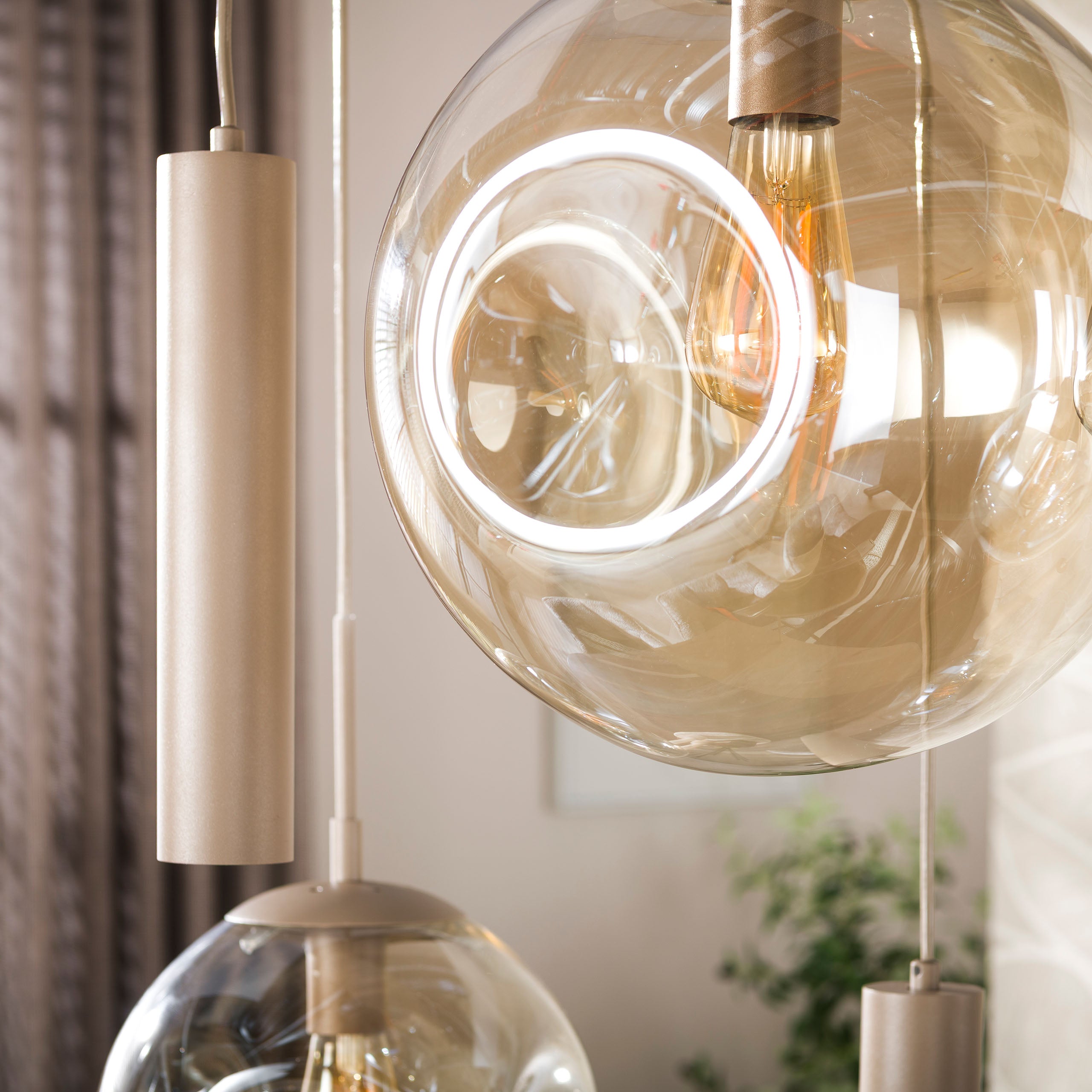 Hanglamp Bellum 9-lichts Beige Glazen Bollen Met Spots Meubelista Detailfoto Licht
