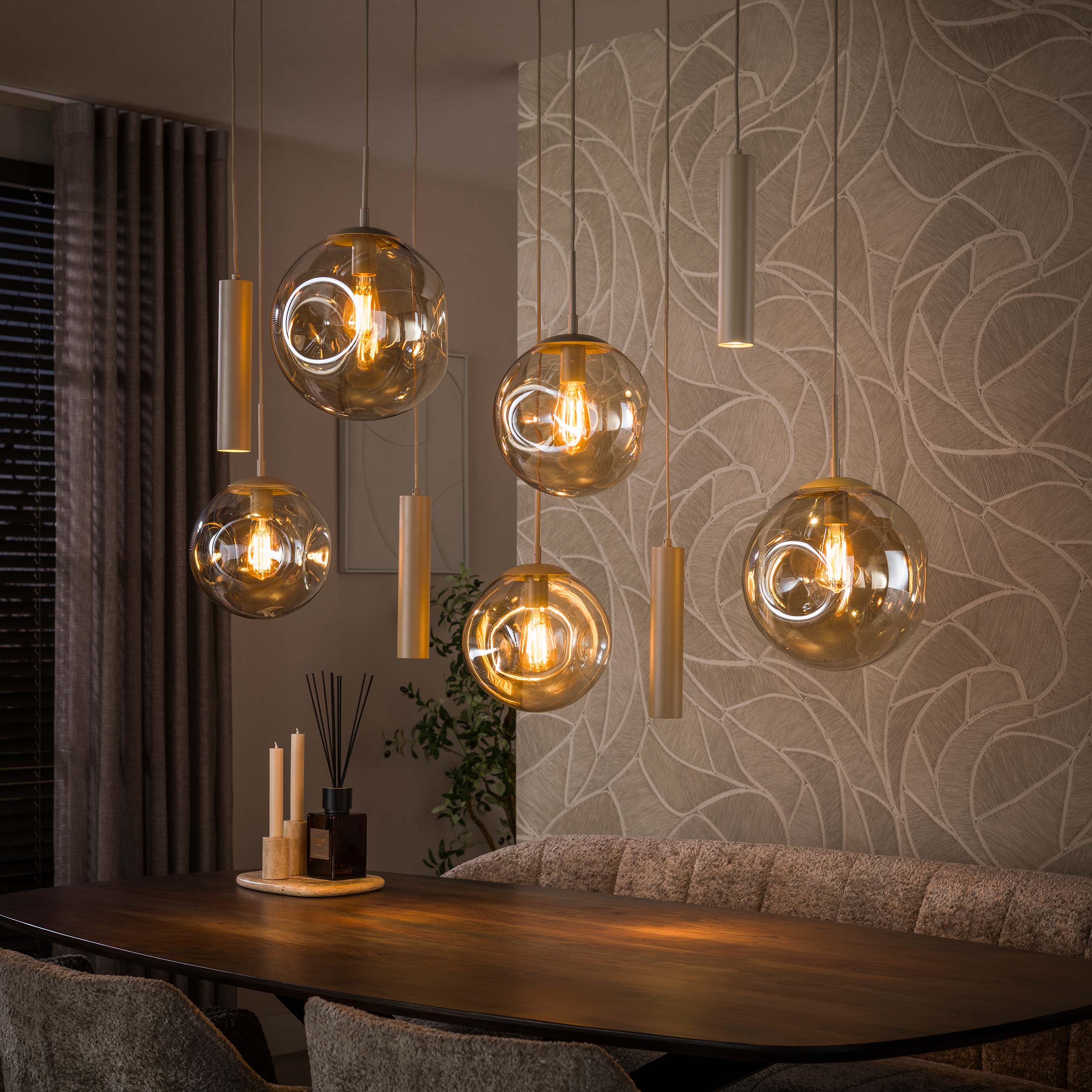 Hanglamp Bellum 9-lichts Beige Glazen Bollen Met Spots Meubelista Sfeerfoto Donker