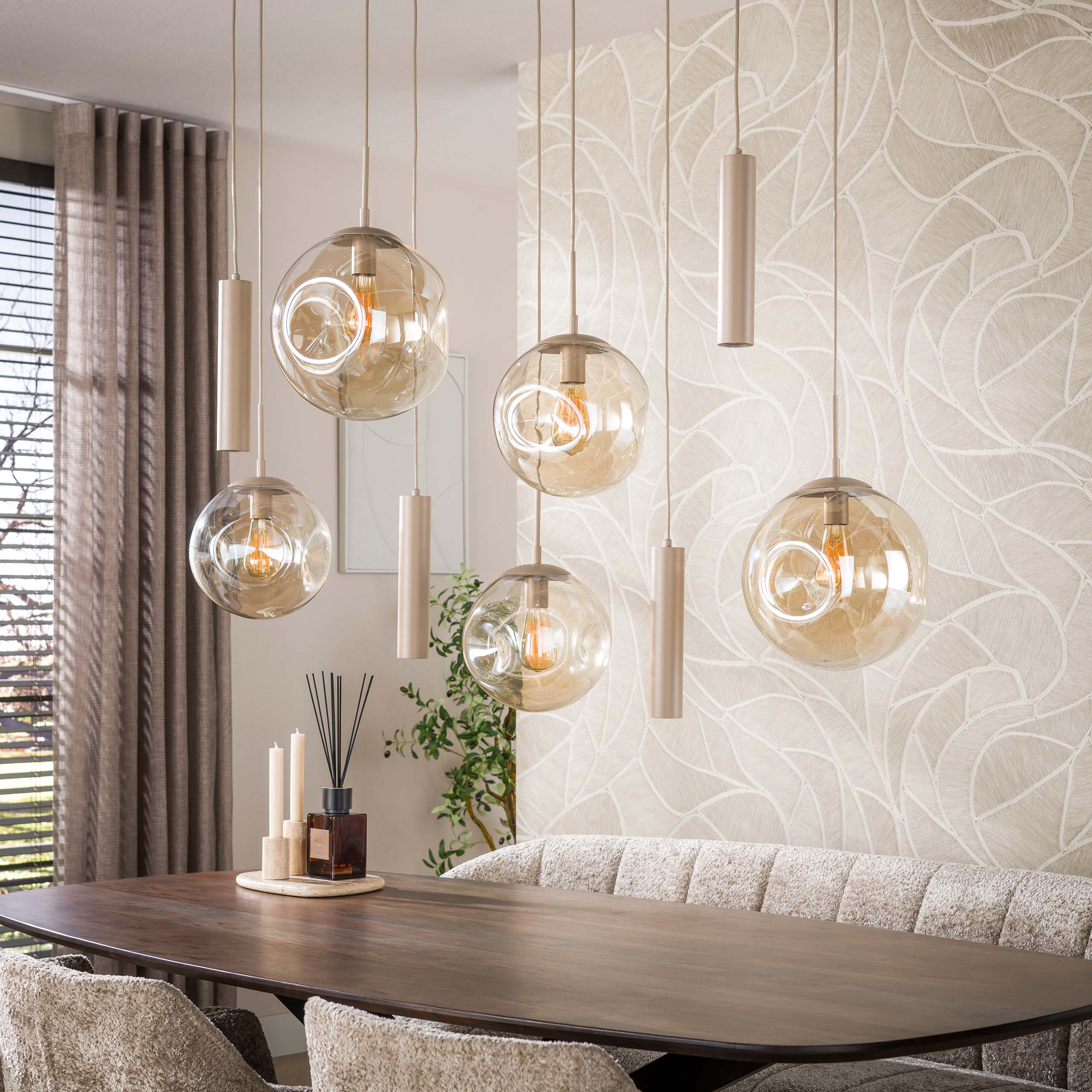 Hanglamp Bellum 9-lichts Beige Glazen Bollen Met Spots Meubelista Sfeerfoto Licht