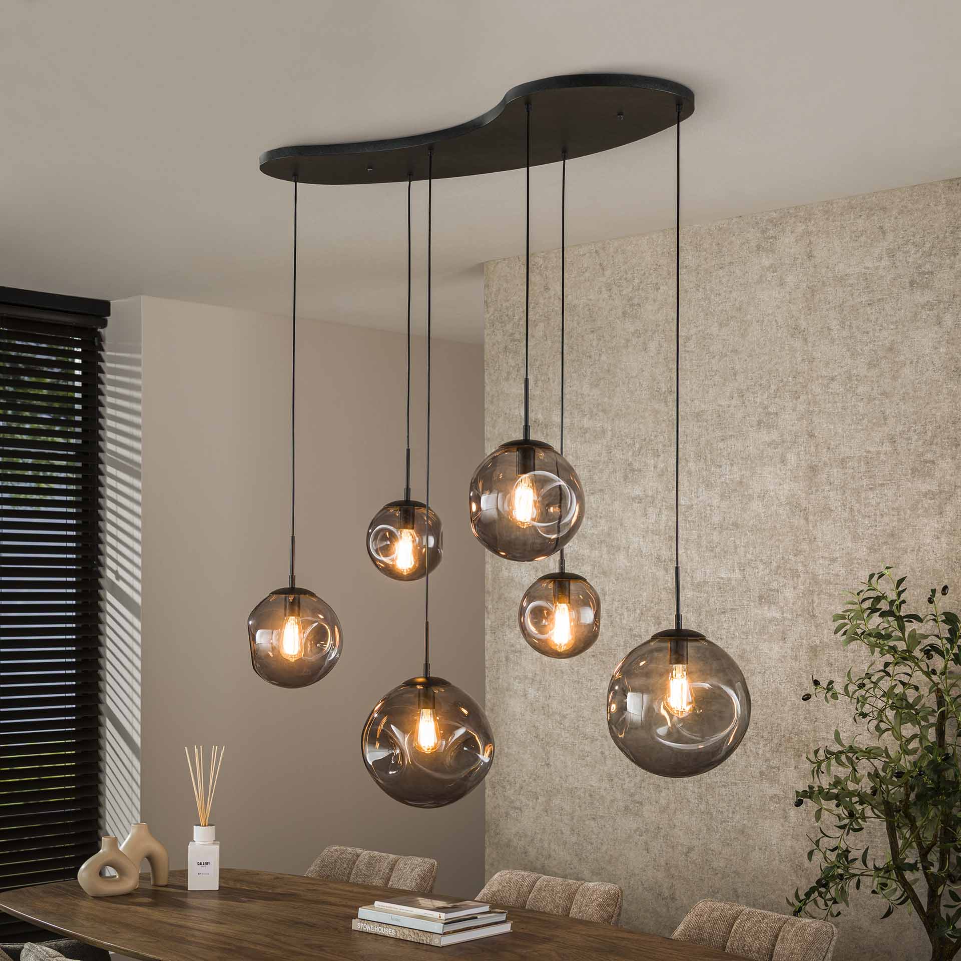 Hanglamp Celora 6-lichts Smoke Glas Meubelista Sfeerfoto Donker