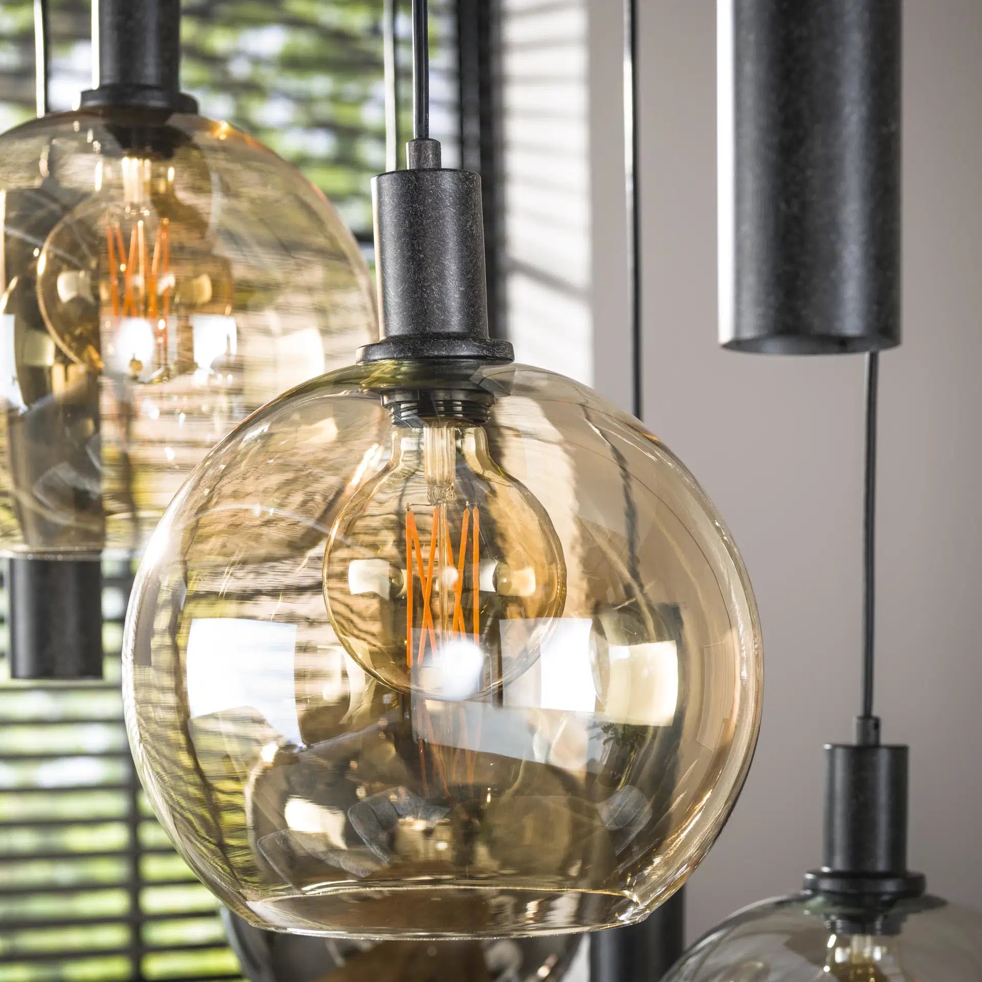 Hanglamp Elinor 9-lichts Amber Mix Glas Metaal Meubelista Detailfoto Licht