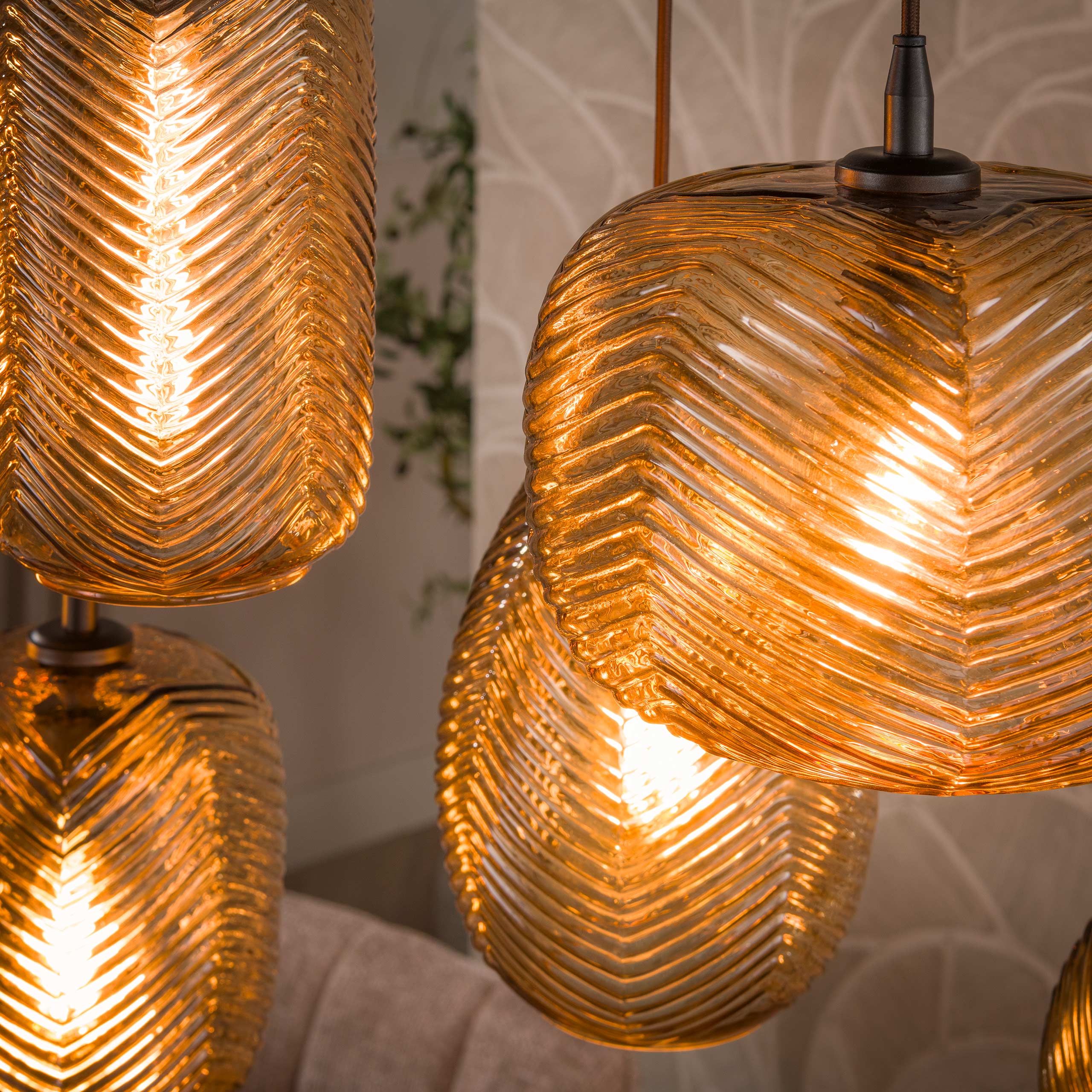 Hanglamp Eluma 7-lichts Amberkleurig Glas Meubelista Detailfoto Donker