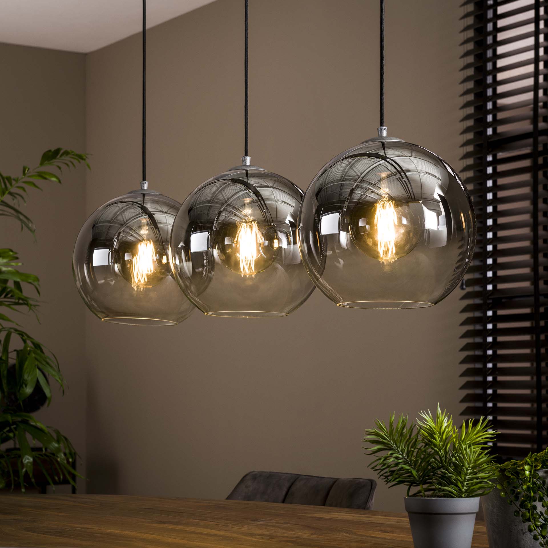 Hanglamp Hudson 3-lichts Smoke Glas Meubelista Sfeerfoto Donker