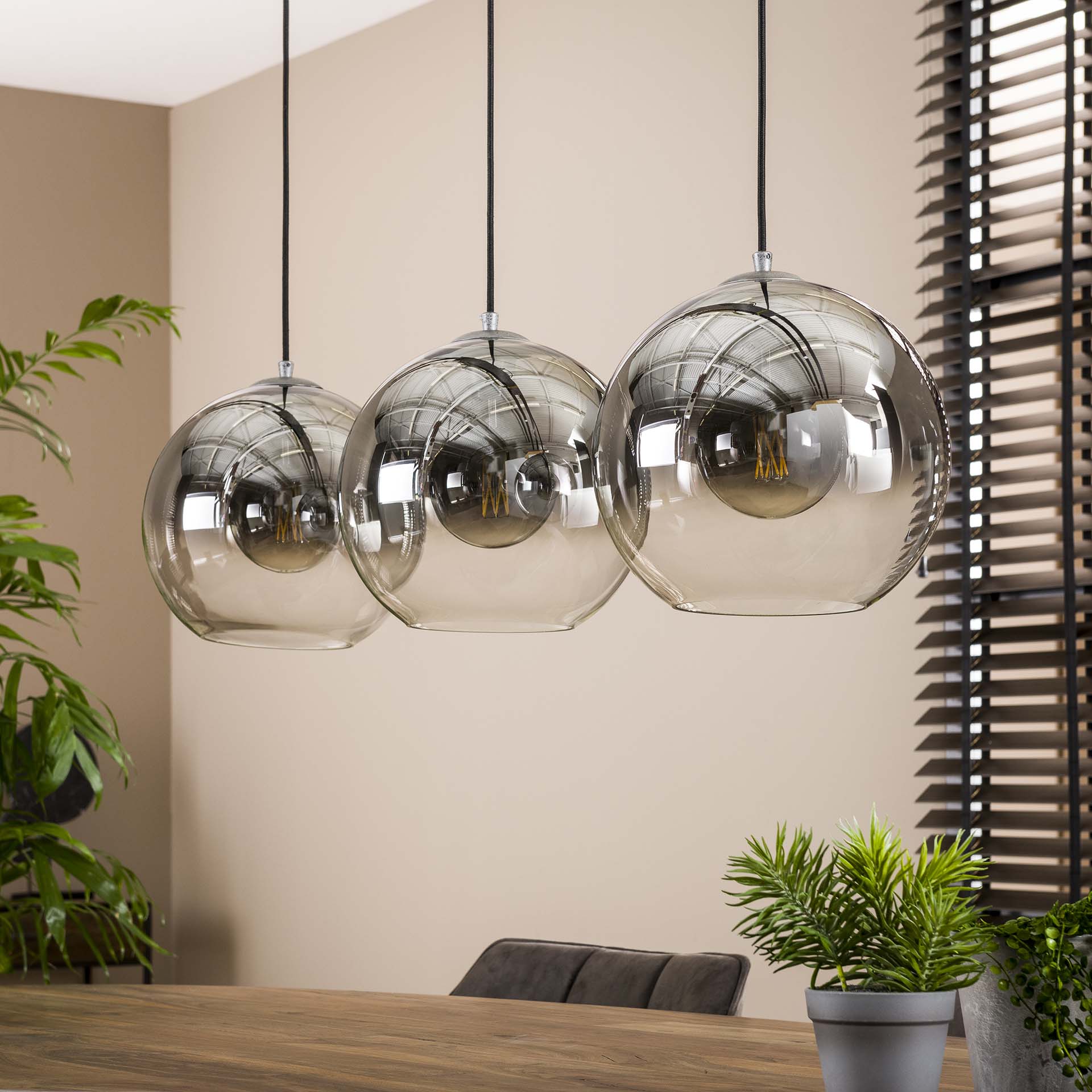 Hanglamp Hudson 3-lichts Smoke Glas Meubelista Sfeerfoto Licht