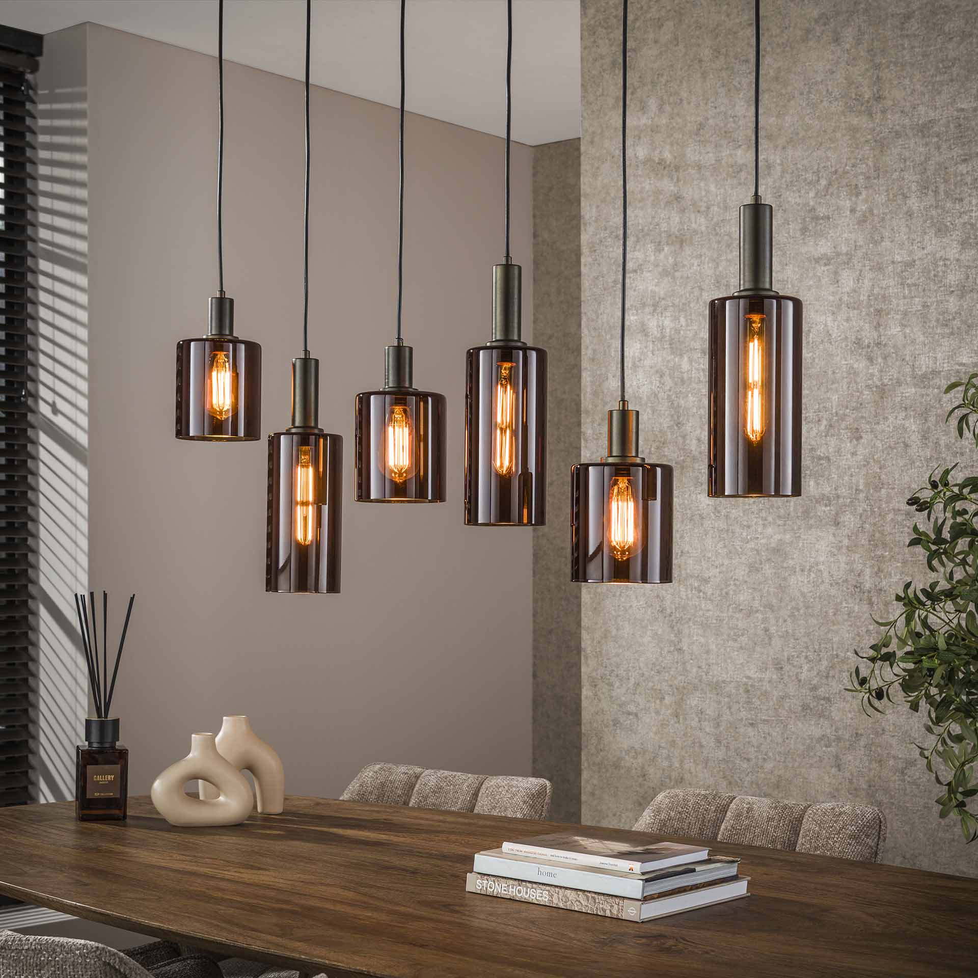 Hanglamp Lucaro 6-lichts Brons Glas Meubelista Sfeerfoto Donker