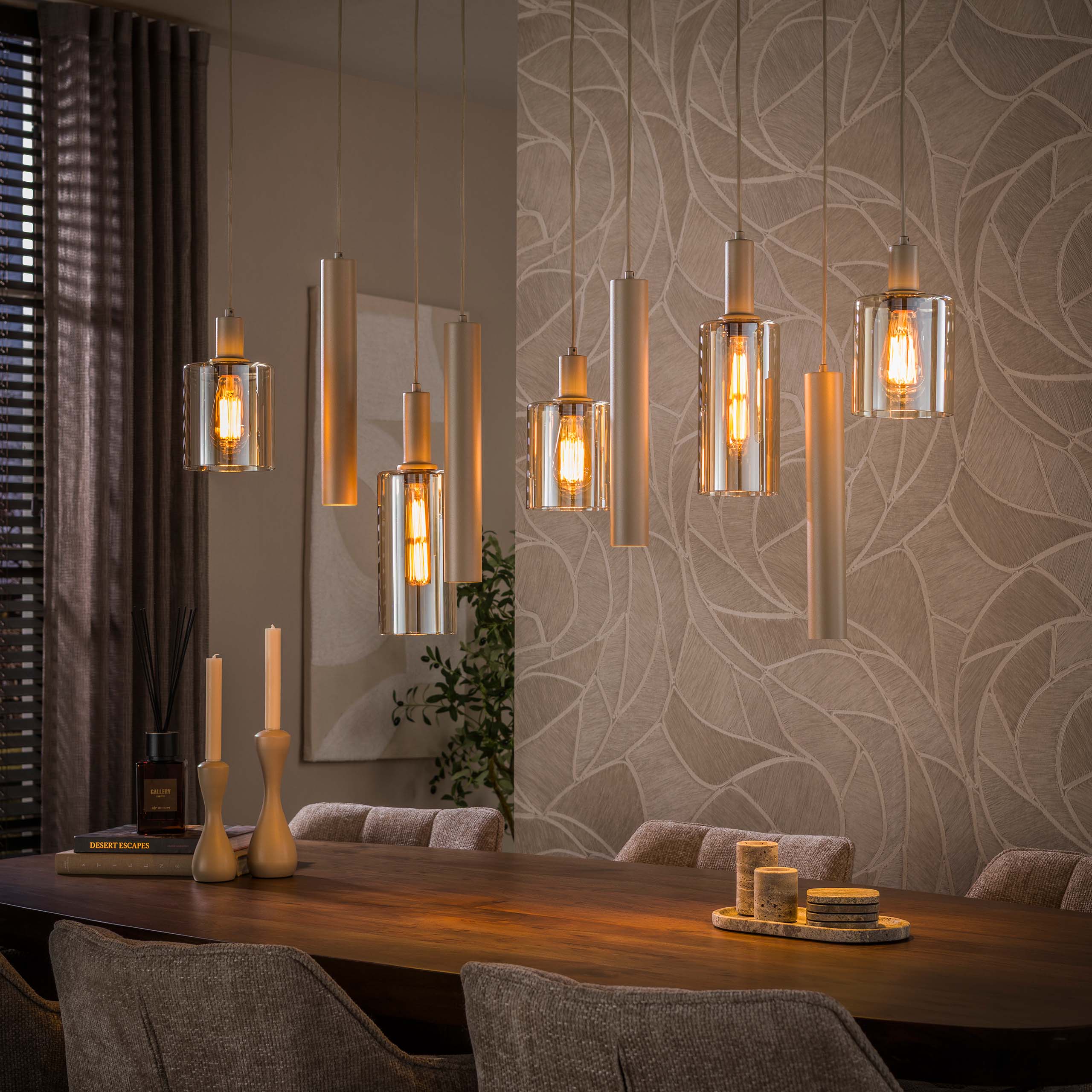 Hanglamp Lucaro 9-lichts Beige Amberglas Met Spots Sfeerfoto Donker Meubelista