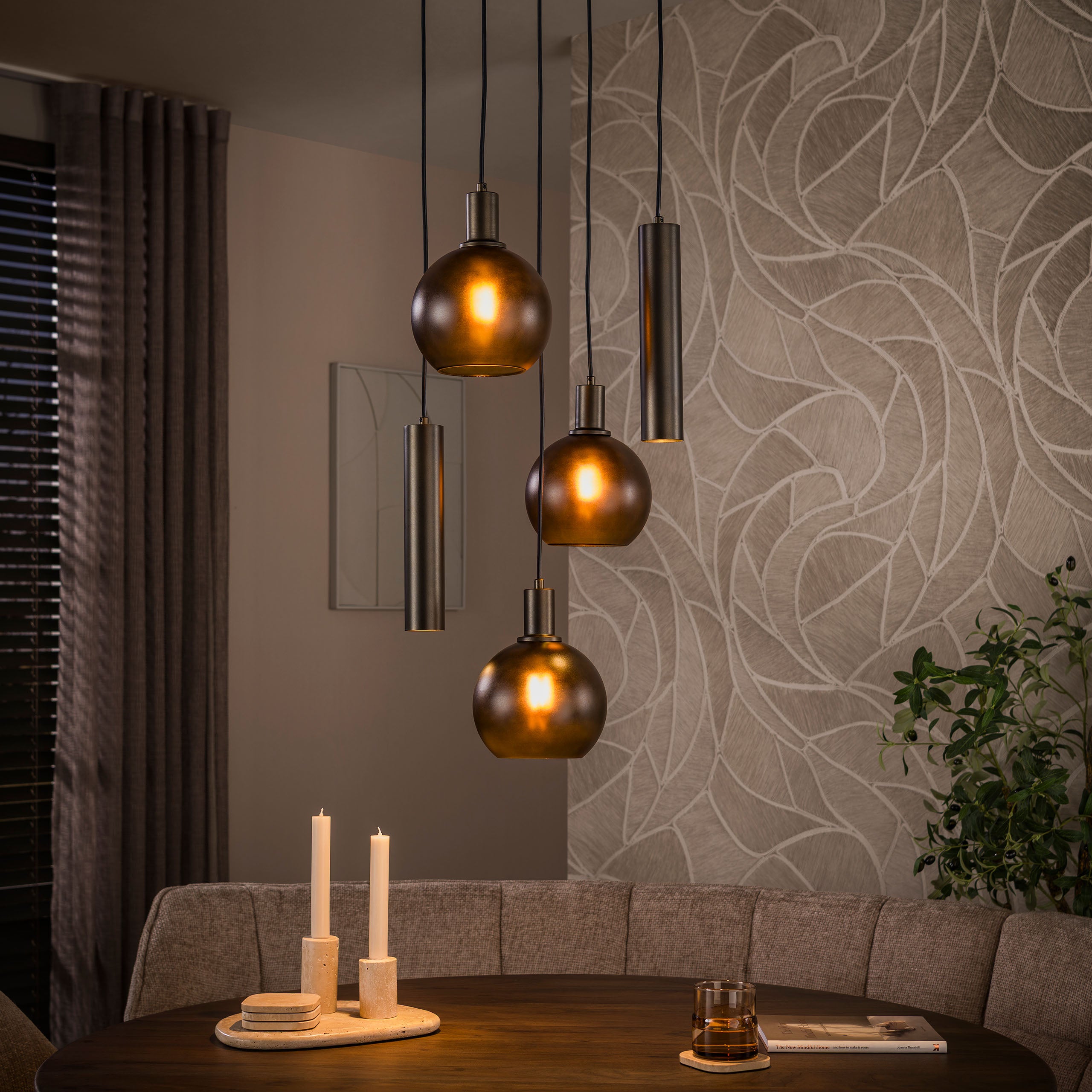 Hanglamp Luneo 5-lichts Brons Matglas Getrapt Met Spots Meubelista Sfeerfoto Donker