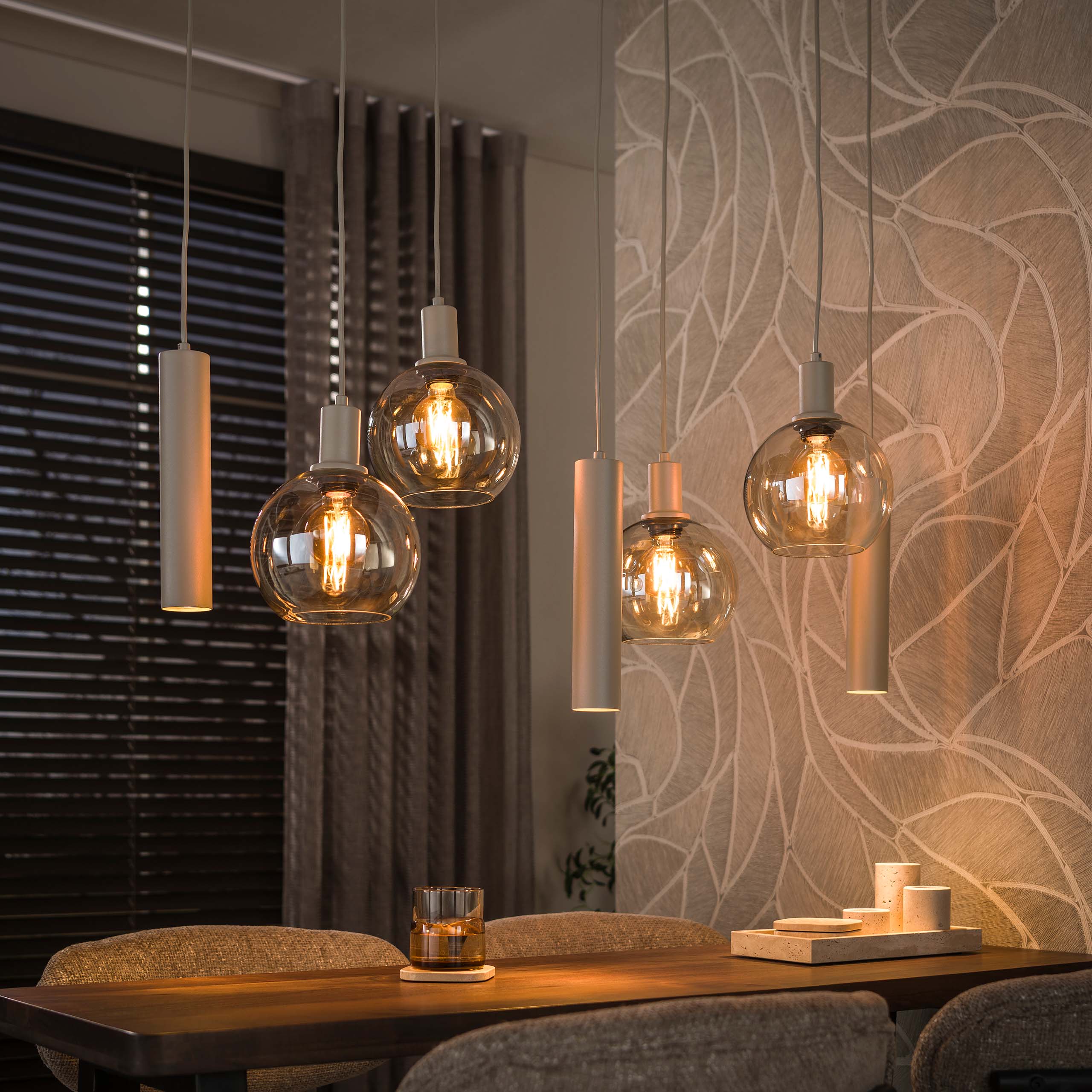 Hanglamp Luneo 7-lichts Beige Amberlas Met Spots Meubelista Sfeerfoto Donker