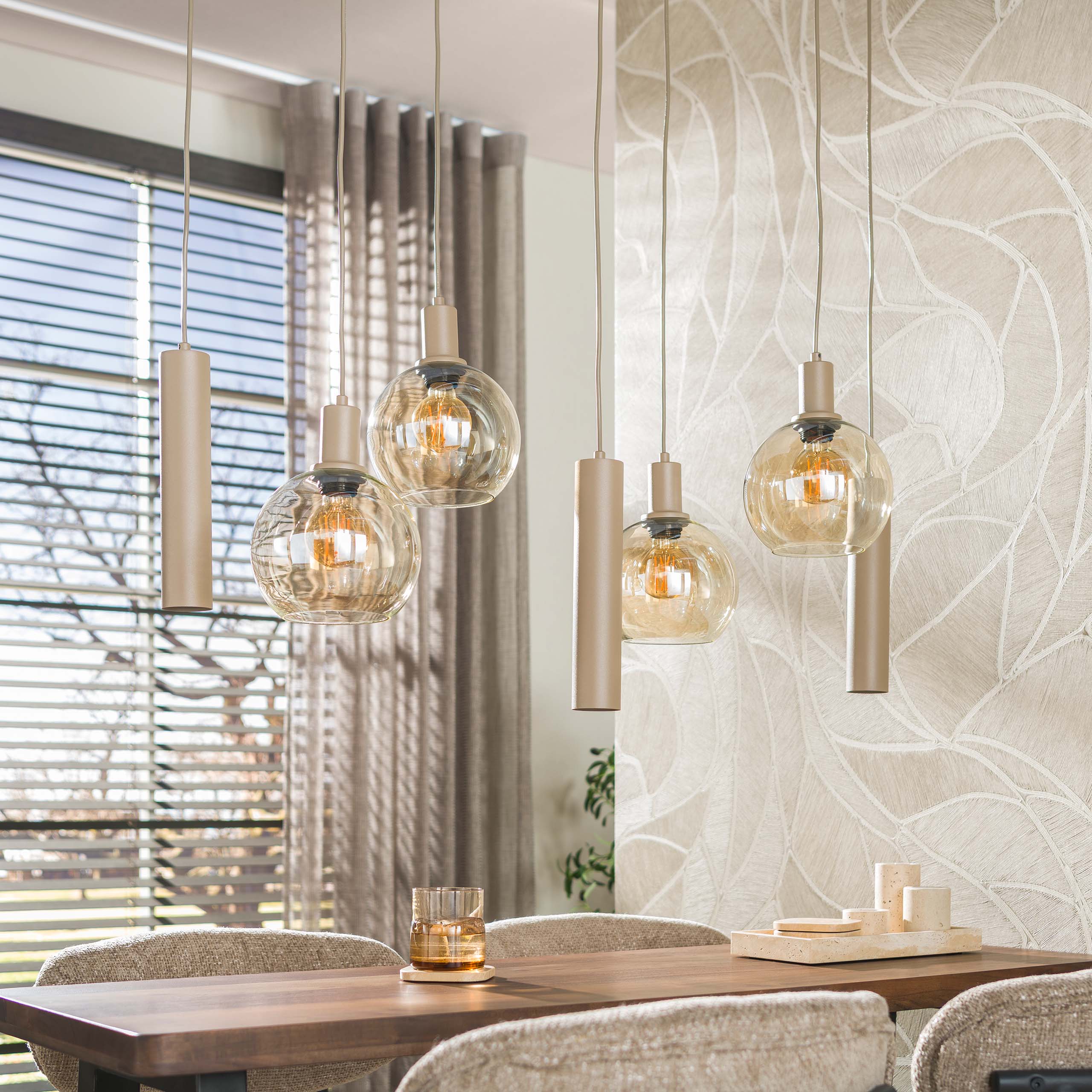 Hanglamp Luneo 7-lichts Beige Amberlas Met Spots Meubelista Sfeerfoto Licht