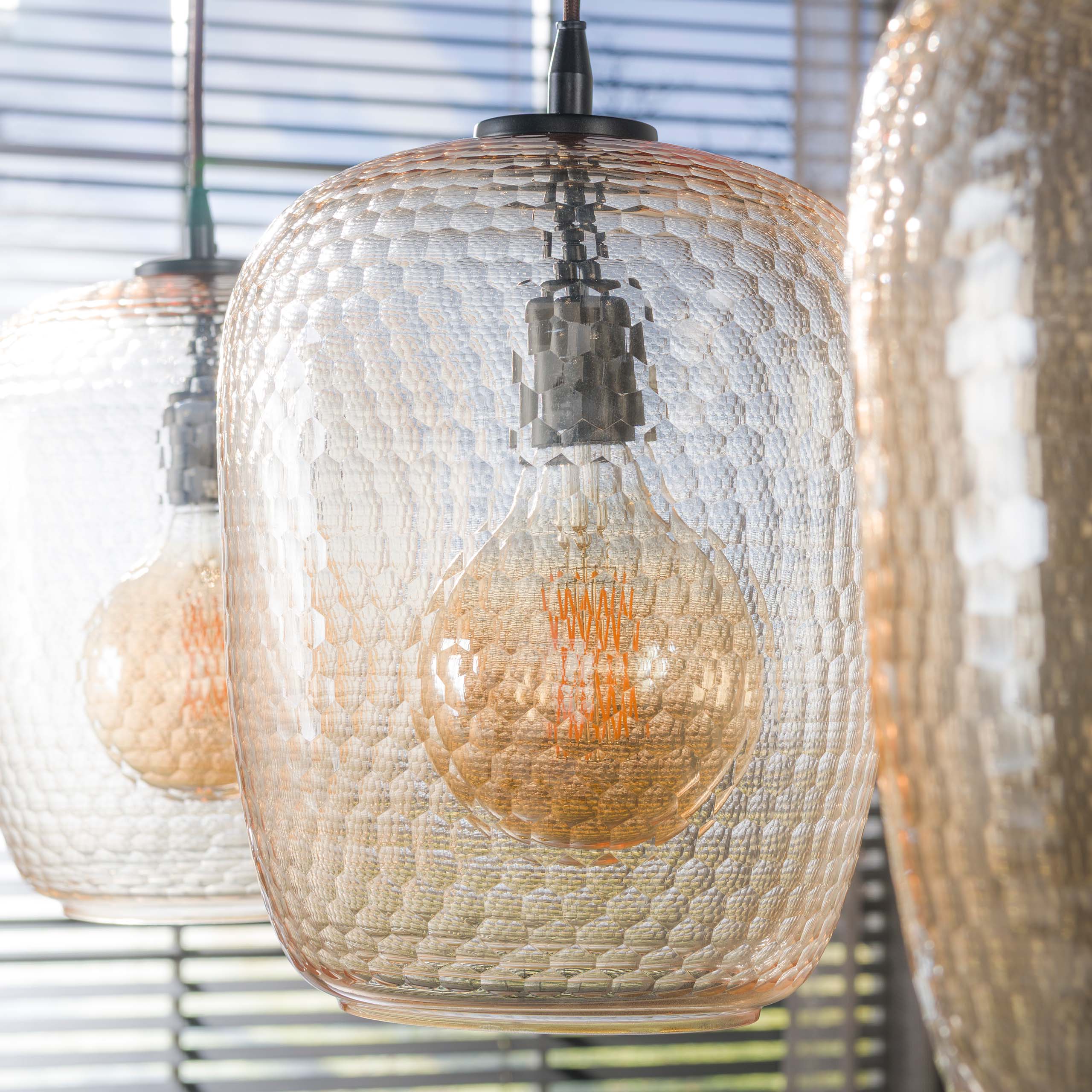 Hanglamp Mamba 3-lichts Amberkleurig Glas Meubelista Detailfoto Licht