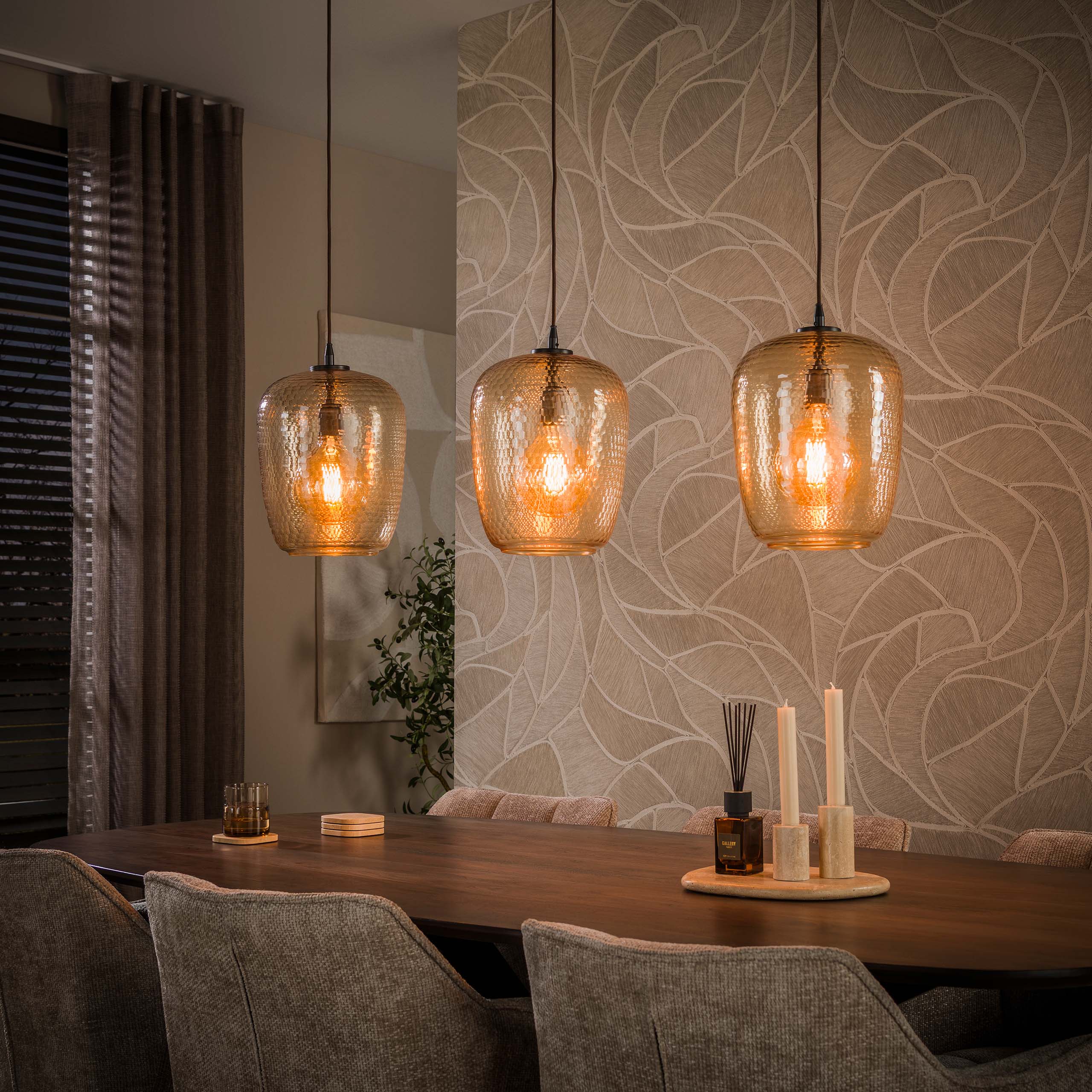 Hanglamp Mamba 3-lichts Amberkleurig Glas Meubelista Sfeerfoto Donker