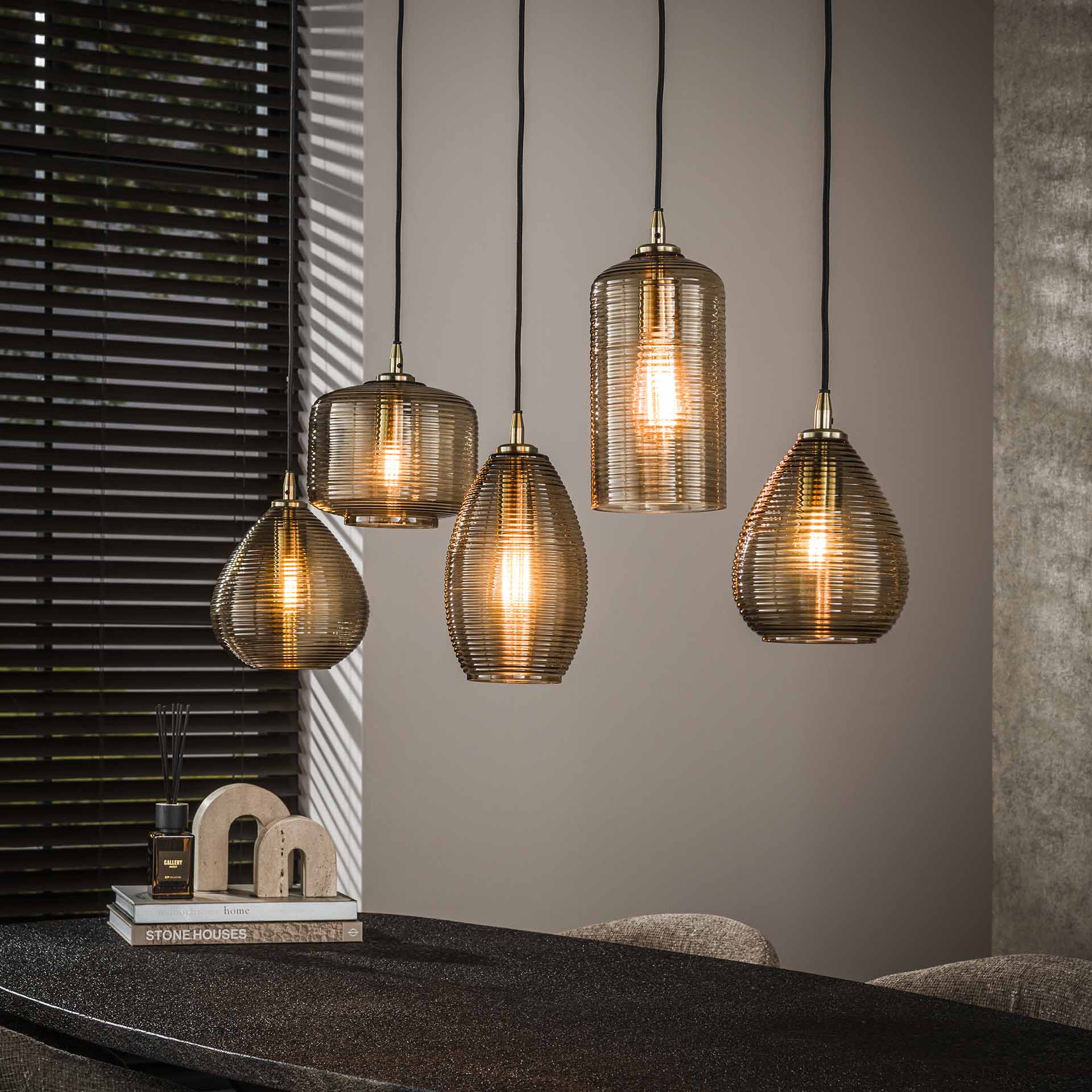 Hanglamp Norelle 5-lichts Amberkleurig Glas Meubelista Sfeerfoto Donker