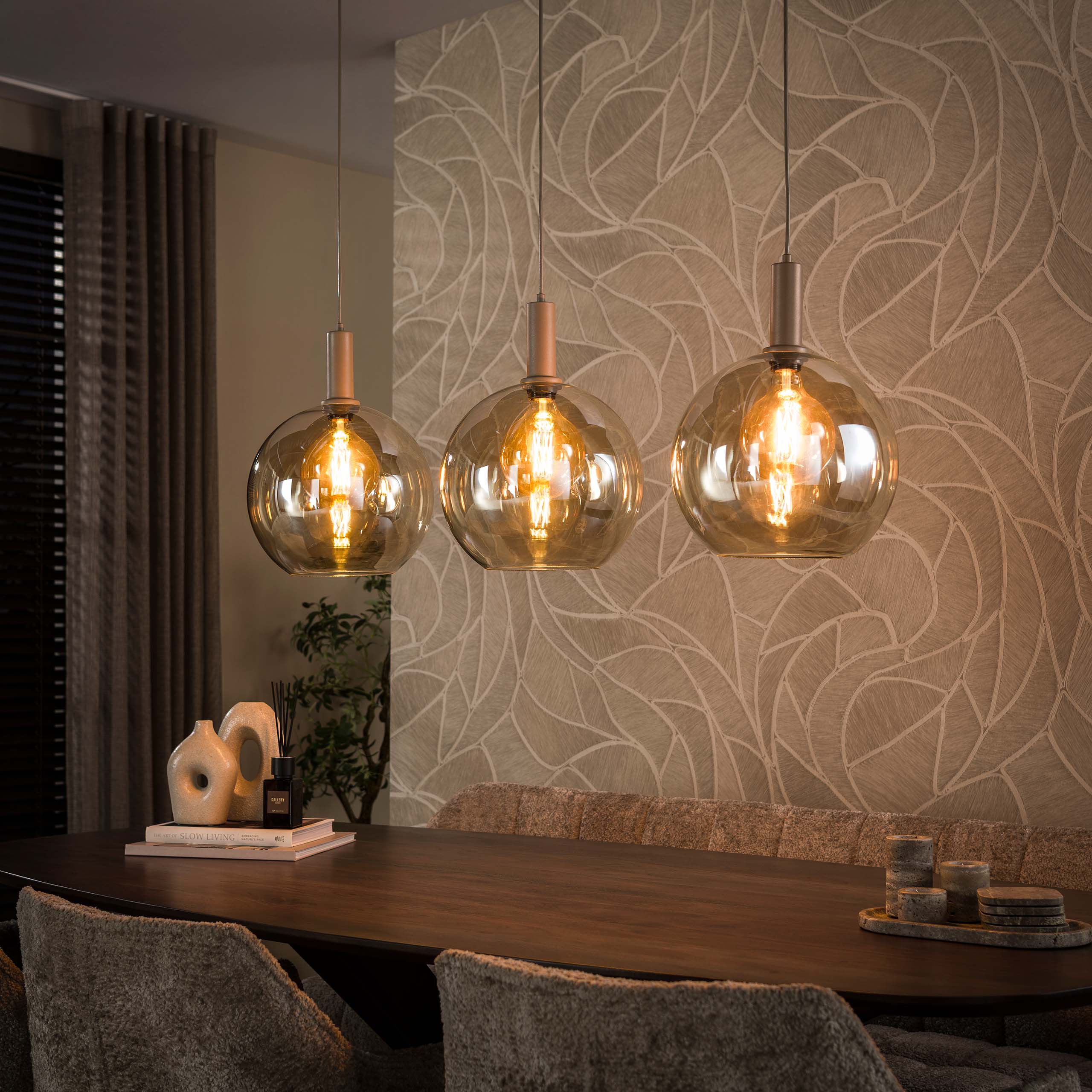 Hanglamp Sira 3-lichts Beige Amberglas Meubelista Sfeerfoto Donker