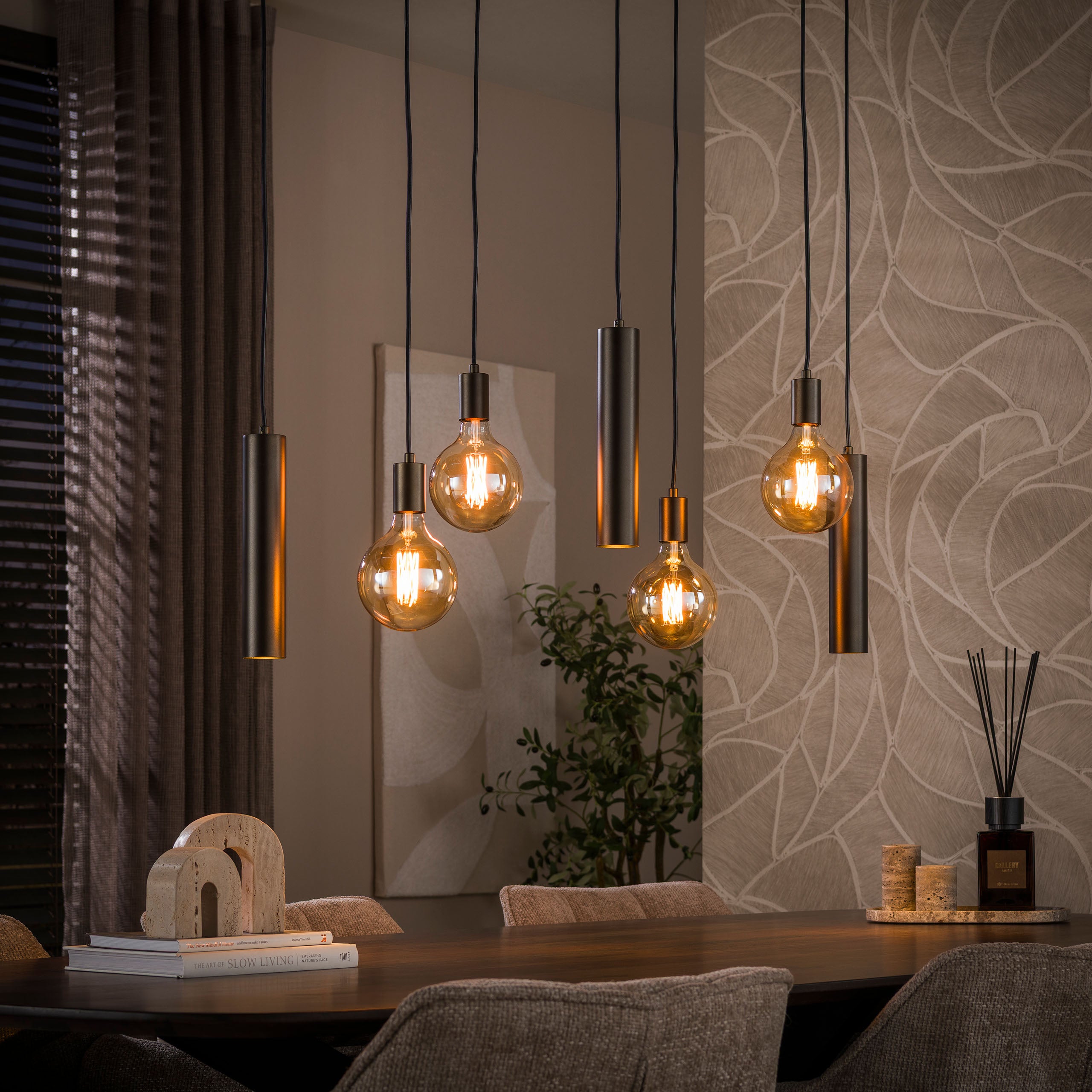 Hanglamp Soley 7-lichts Brons Amberglas Met Spots Meubelista Sfeerfoto Donker