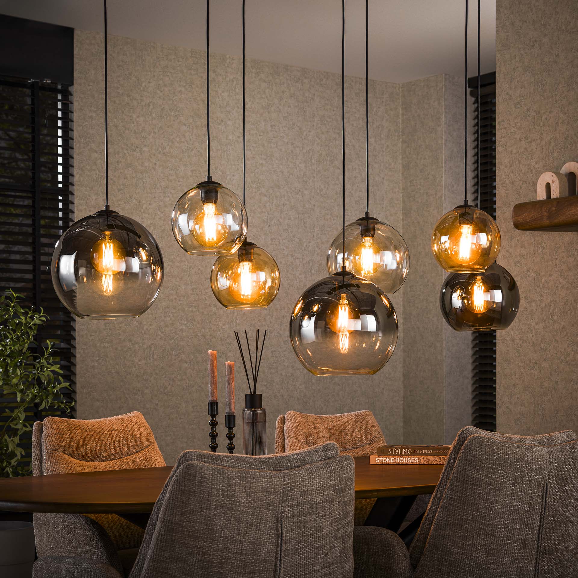 Hanglamp Trivano 7-lichts Amber Mix Glazen Bollen Meubelista Sfeerfoto Donker