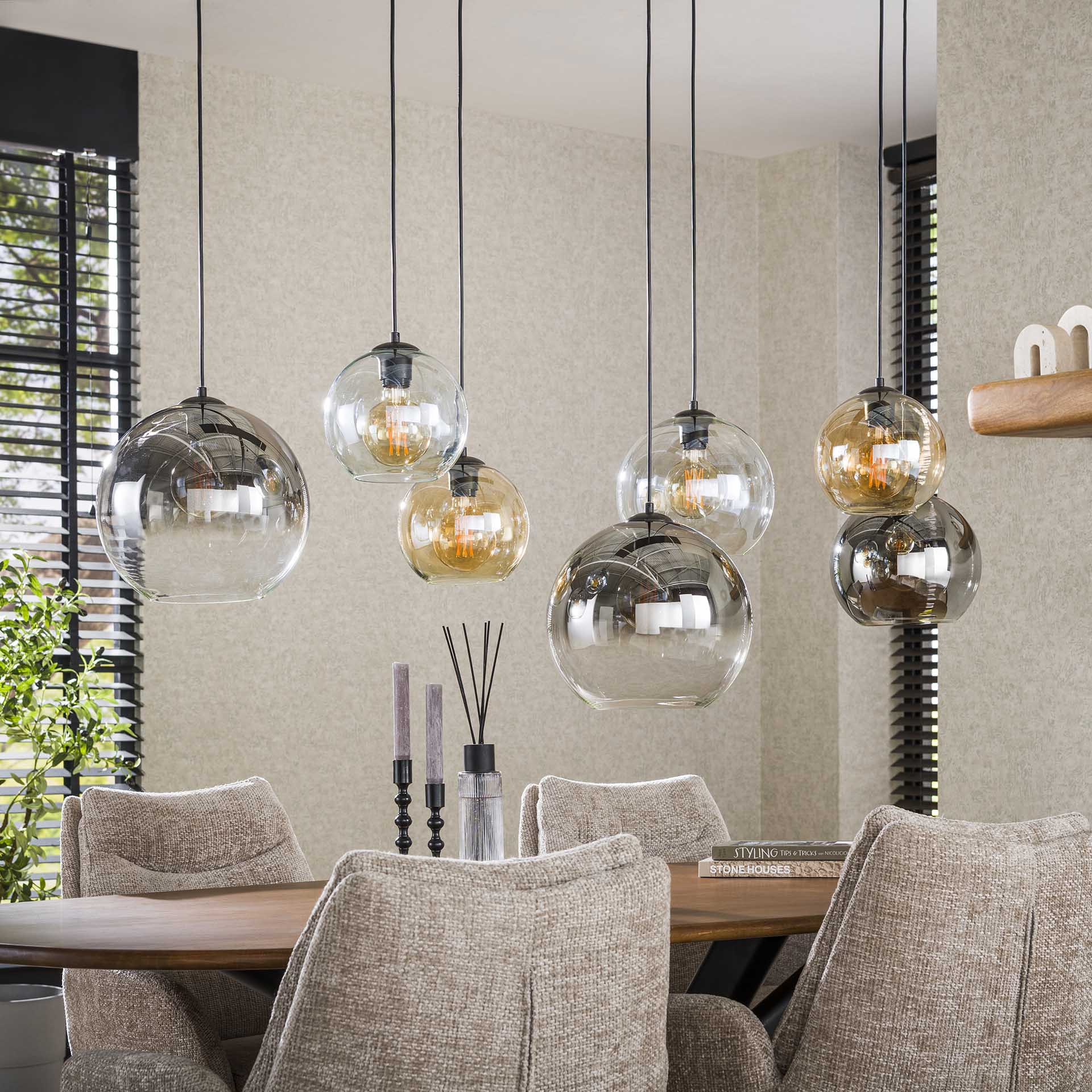 Hanglamp Trivano 7-lichts Amber Mix Glazen Bollen Meubelista Sfeerfoto Licht