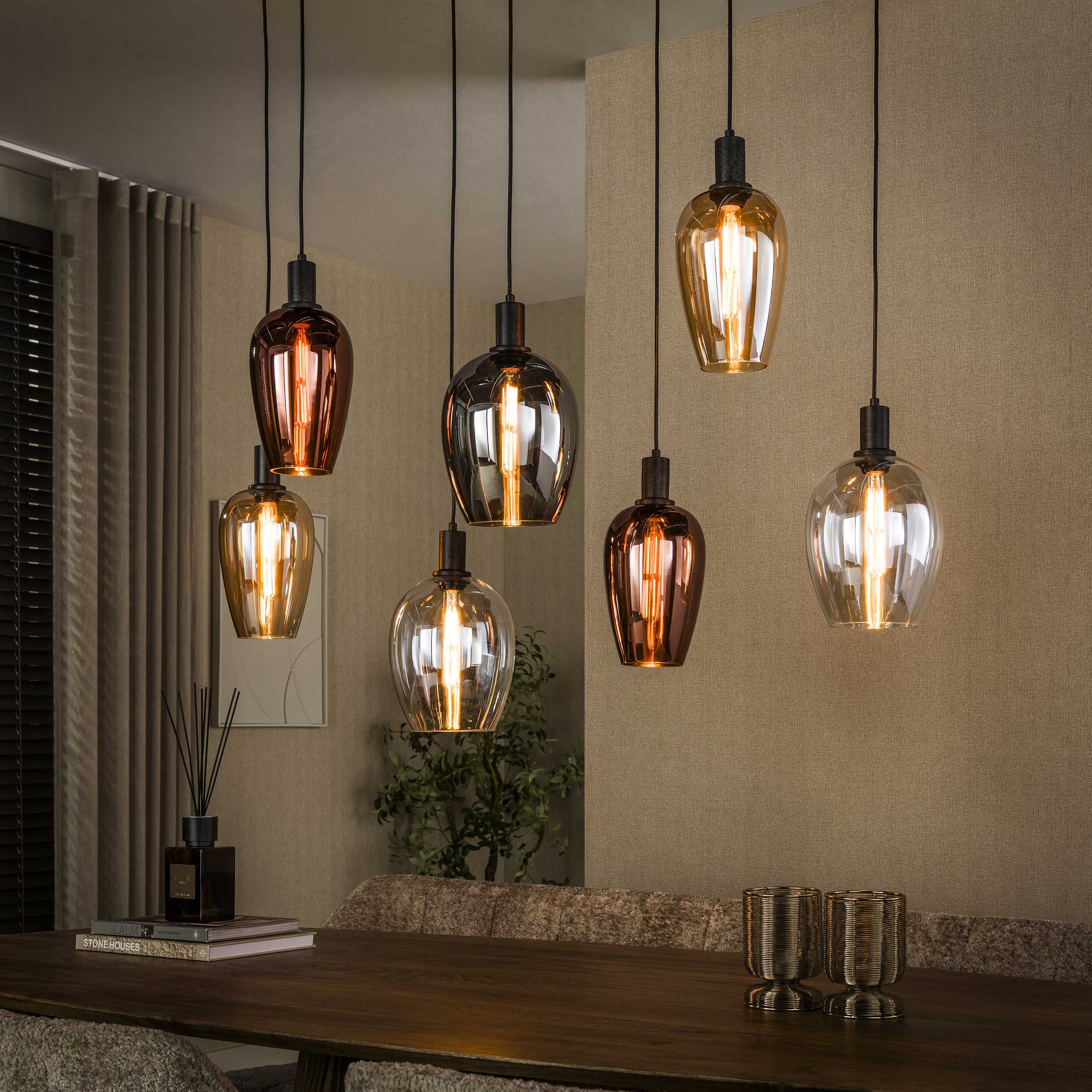 Hanglamp Virello 7-lichts Amber Mix Glas Meubelista Sfeerfoto Donker