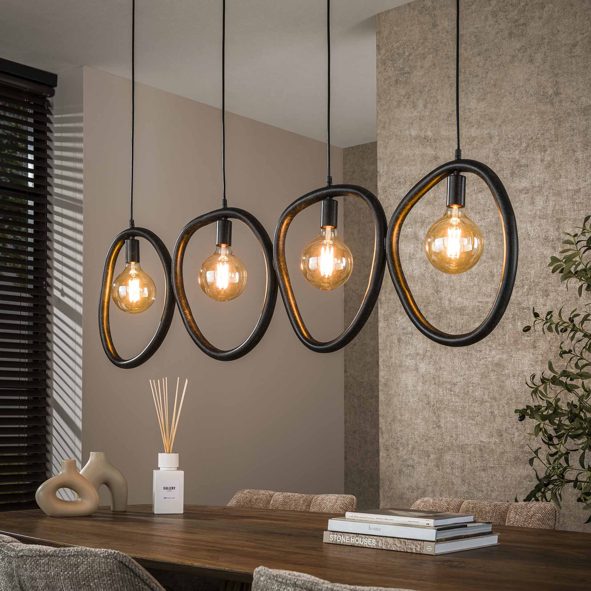 Hanglamp Winnie 4-lichts Antraciet Metaal Meubelista Sfeerfoto Donker