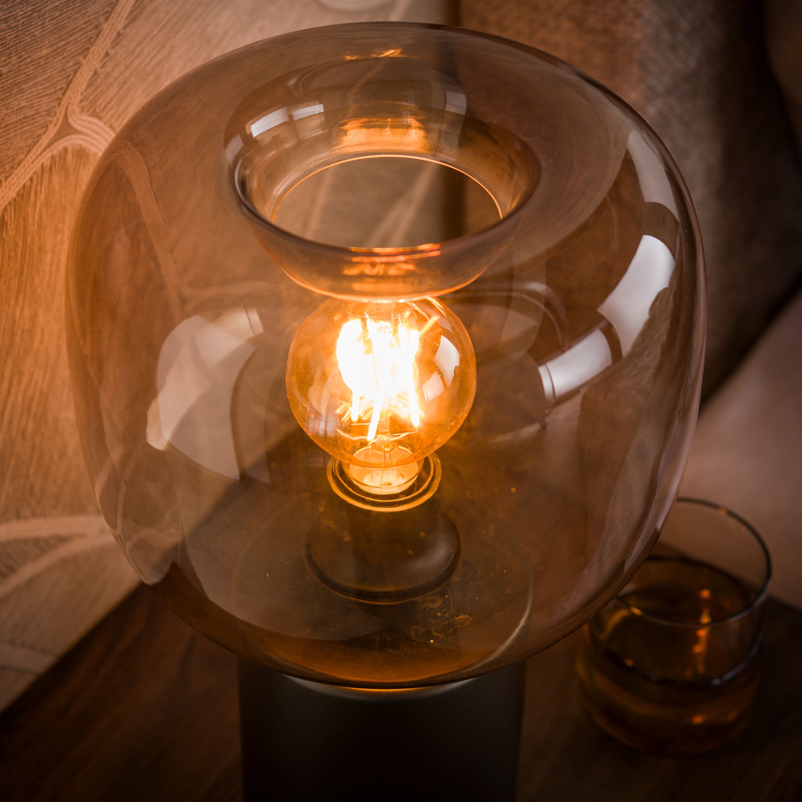 Tafellamp Avelore 1-lichts Brons Amberglas Meubelista Detailfoto