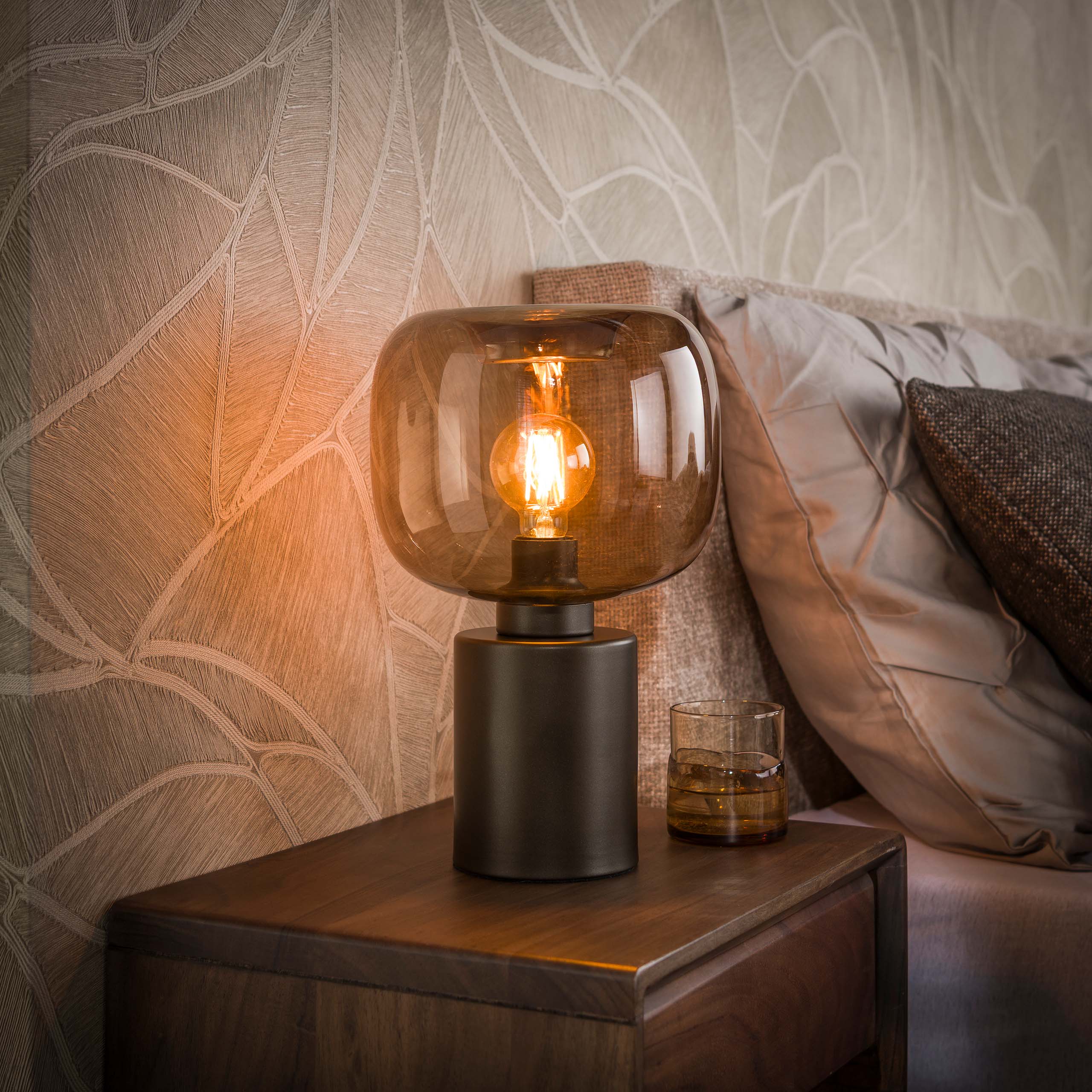 Tafellamp Avelore 1-lichts Brons Amberglas Meubelista Sfeerfoto Donker